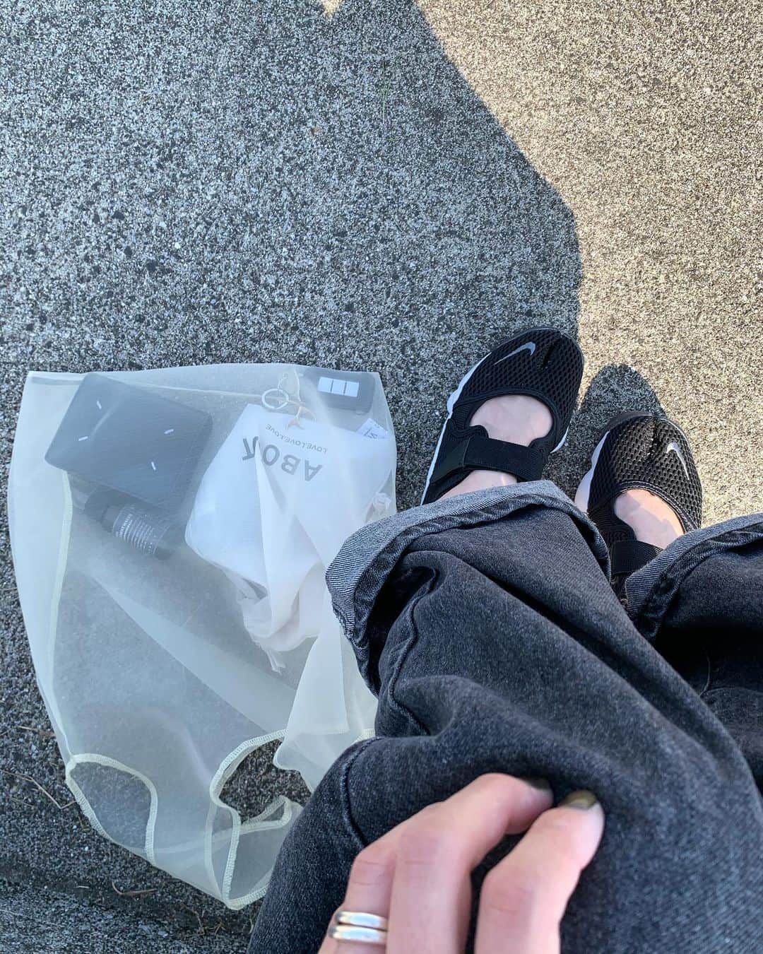 Mie Kawanoのインスタグラム：「近場の海岸にピクニック𓊺 人が全然いなくて穴場だった♪ オーガンジーの可愛いバッグ初下ろし♡ bag @canaljean.」