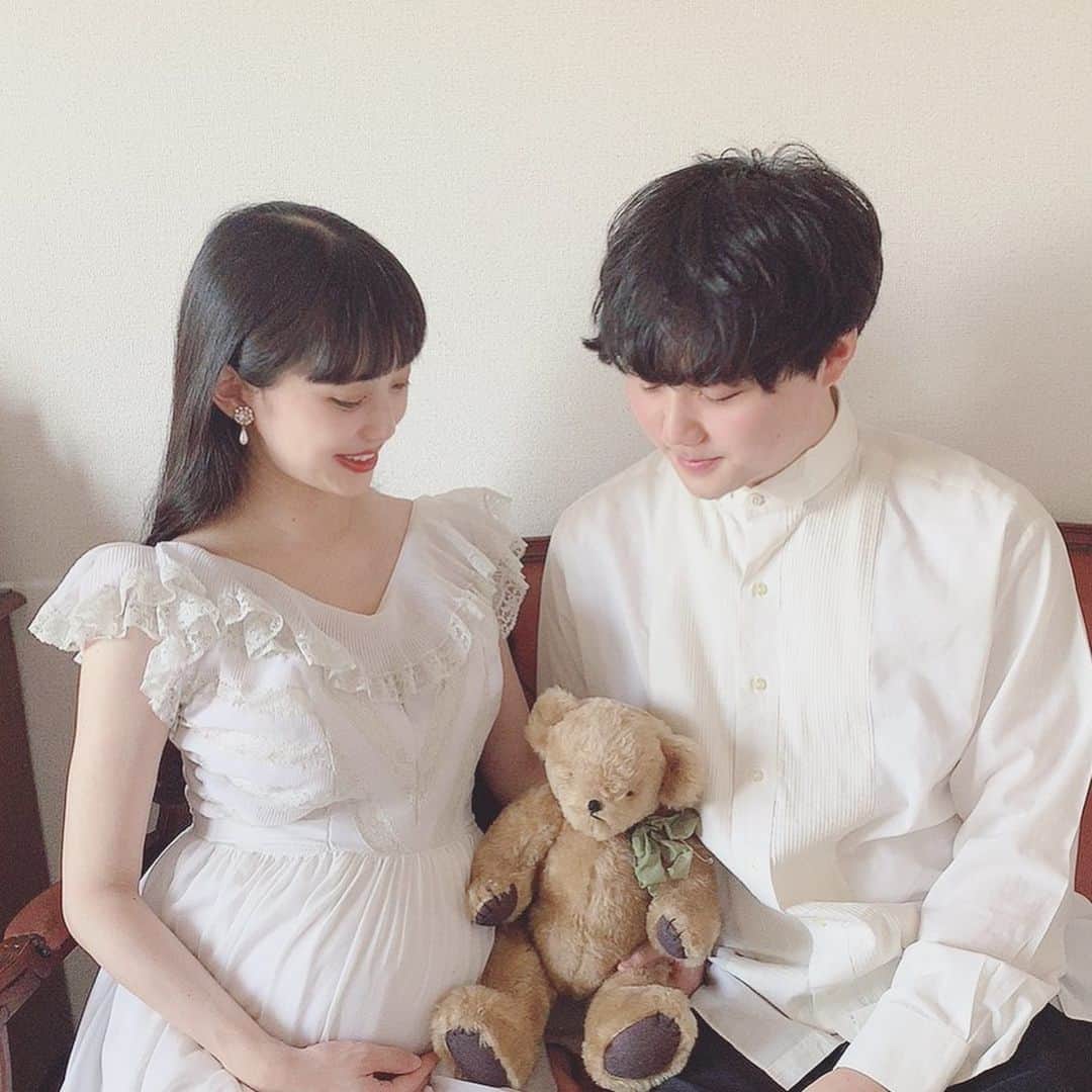酒元麻衣（まいへー）のインスタグラム：「夫婦のマタニティフォトをお姉ちゃん( @shin_sakamotoharuna )に撮ってもらいました♡ あと一か月くらいでベイビーに会えるんだねって2人でしみじみ👶🏻 楽しみに待ってるからね☺️💗 . . . #夫婦#マタニティフォト」