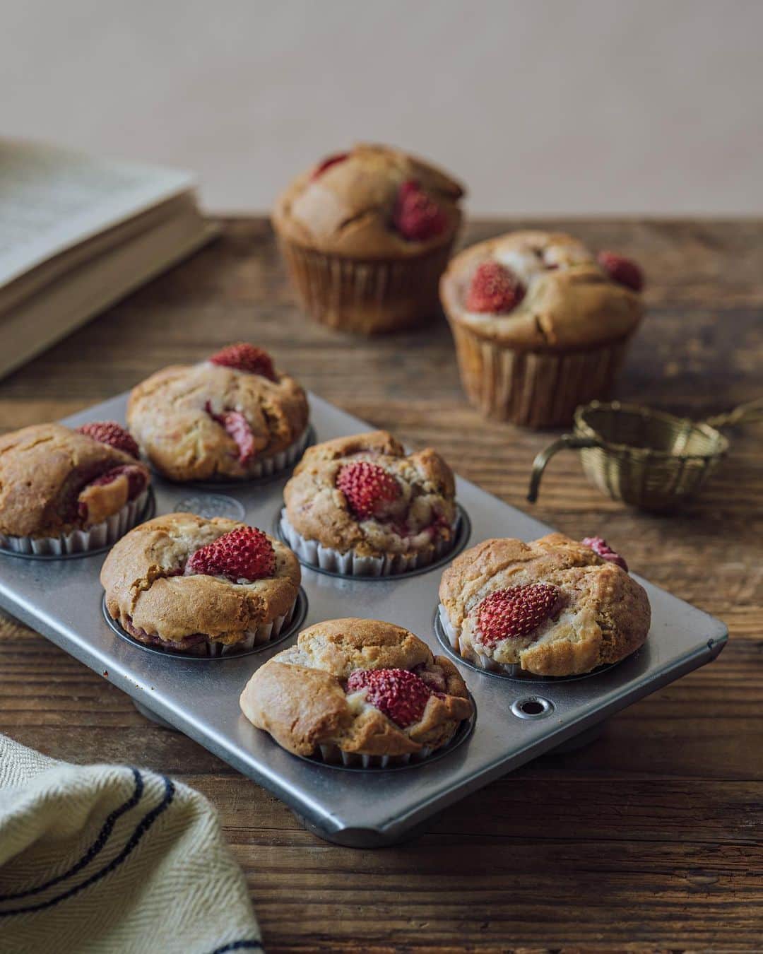 Nanaのインスタグラム：「. gluten-free strawberry+cream cheese muffins . . 潰れた苺をマフィンに。 クリームチーズフロスティング入りのマフィンは、昔Daily's muffinのレシピ本で見たような。 米粉とアーモンドプードルで。 この型で焼くとどうしても生地が流れやすかったんだけど、先日バナナブレッドを焼いた時にえみちゃん @himawari_emi に生地が緩いと言われたことを思い出して、緩さを調整してみたら何とか形を保つことに成功した🙌 . 料理のオイルは何でも太白胡麻油を使っちゃうけど、酸化しやすい印象でどうしても臭いが気になるので、 お菓子を作るときには、いつもココナッツオイル。 . パン食をやめたらバターが全く減りません笑」