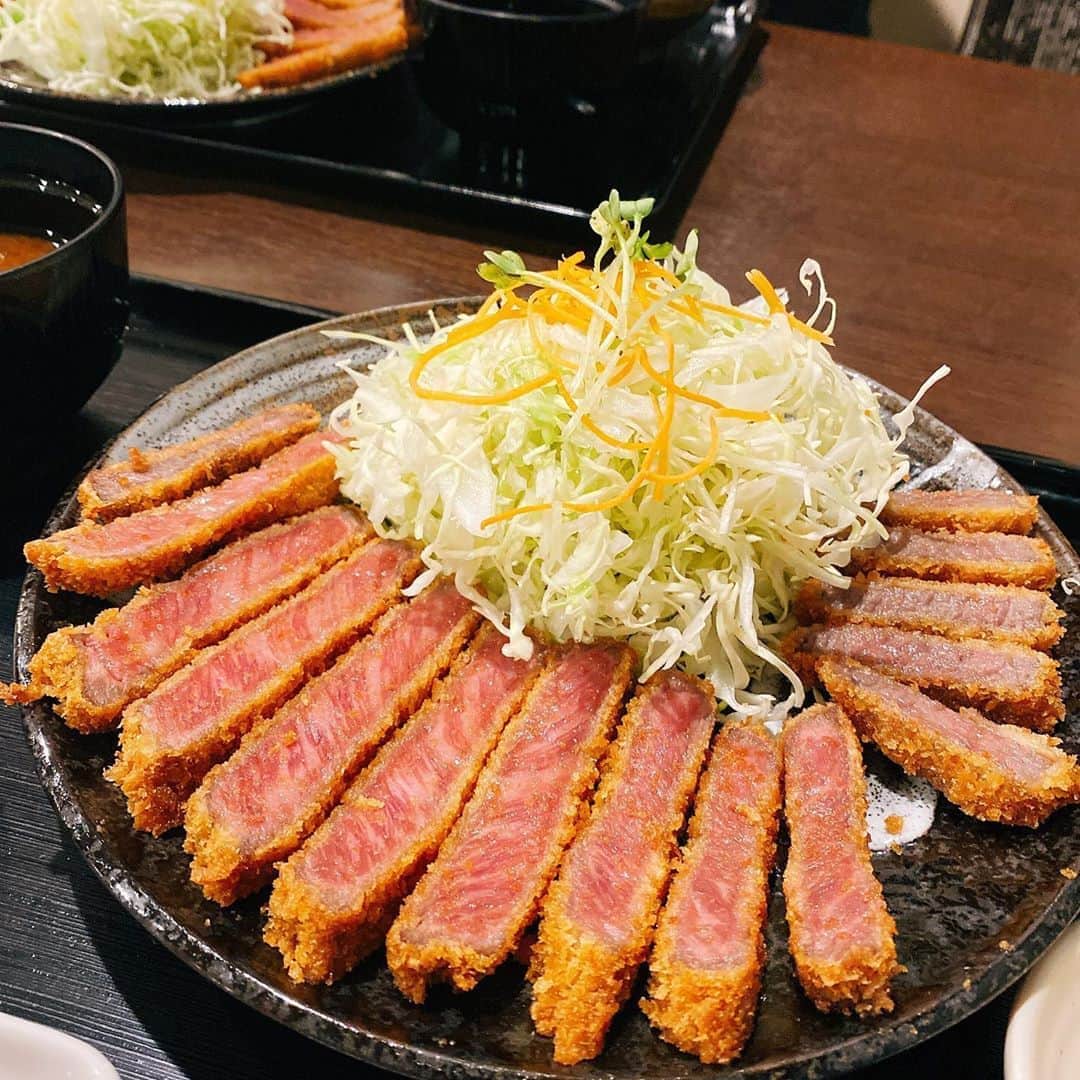 朋未のインスタグラム：「好きすぎて困る🐄  #牛カツ専門店縁  #夜ごはん  #牛カツ #牛肉 #下村牛  #愛知グルメ」