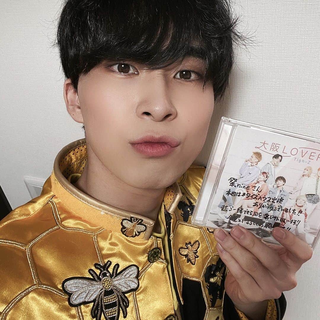 祭nine.のインスタグラム：「今日もお疲れ様でしたー！﻿ ﻿ いかがお過ごしですか🦁﻿ ﻿ ﻿ 7枚目のシングル「ビビビTANGO」発売まで残り3日？！早すぎるぜ。﻿ ﻿ もう聴いてくれたかな？このシングルの中で僕が1番好きなのは「シャニムニフロンティア」です✊🏻﻿ ﻿ あとあと！﻿ Tigh-Zさんの番組に僕ら2週連続出させていただいておりますっ！﻿ ﻿ サイン入りCDももろたよ！🙏🏻﻿ ﻿ 明後日9日23:30〜サンテレビさんで放送かな！﻿ ﻿ みてねー！﻿ ﻿ ﻿ ちなみにこの服の「또 먹었니?」は「また食べた？」って意味ですけど、﻿ 服にバレた🤭(笑)﻿ ﻿ ﻿ 明日も頑張ろう！﻿ ﻿ #祭nine. #野々田奏 #かなでぃ #カナディスタグラム #ビビビTANGO」