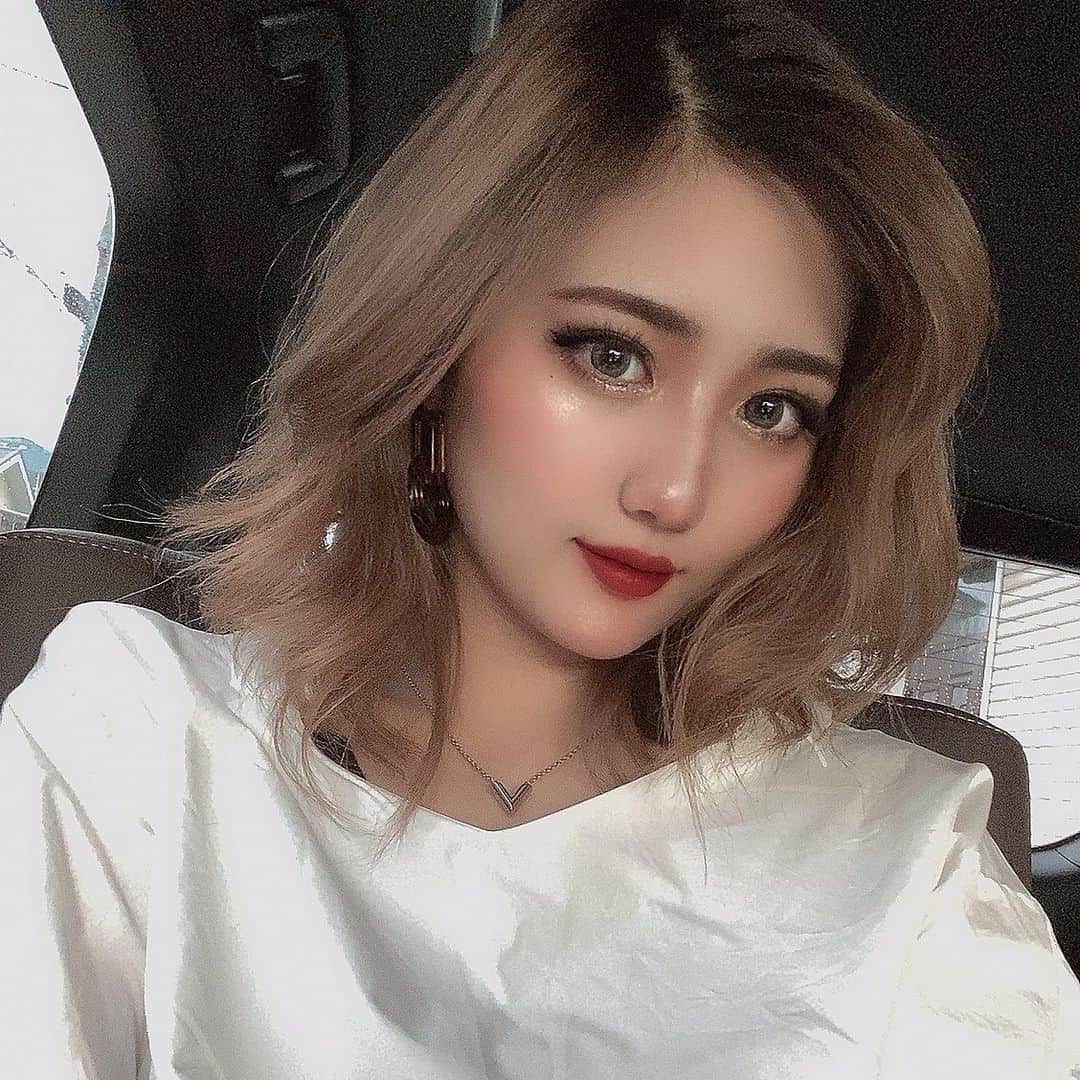 守田美咲のインスタグラム：「髪の毛順調に伸びてきた💇🏼‍♀️💓 途中で切らへんように頑張ろう🎀🎀🎀 #ミディアムヘア #バイヤレージュ #ブラウスコーデ」
