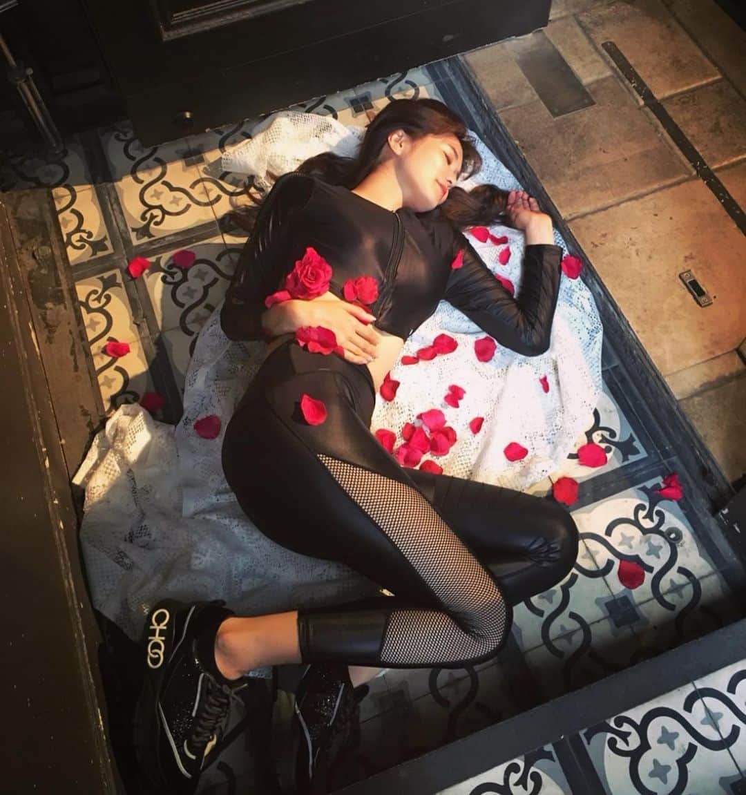 のインスタグラム：「オープニングムービーのオフショット😘🌹アクションシーンもあるんです😹 全本編はYouTubeにて公開してます‼️ ■衣装協力 @iral_official ■ロケーション協力 @asadorelcielo  #オープニングムービー  #ウェルカムムービー #結婚式 #ウェディングムービー #weddingmovie #結婚式準備 #プレ花嫁　#theokuratokyo #オークラ花嫁 #ウェディングドレス #結婚式ムービー」