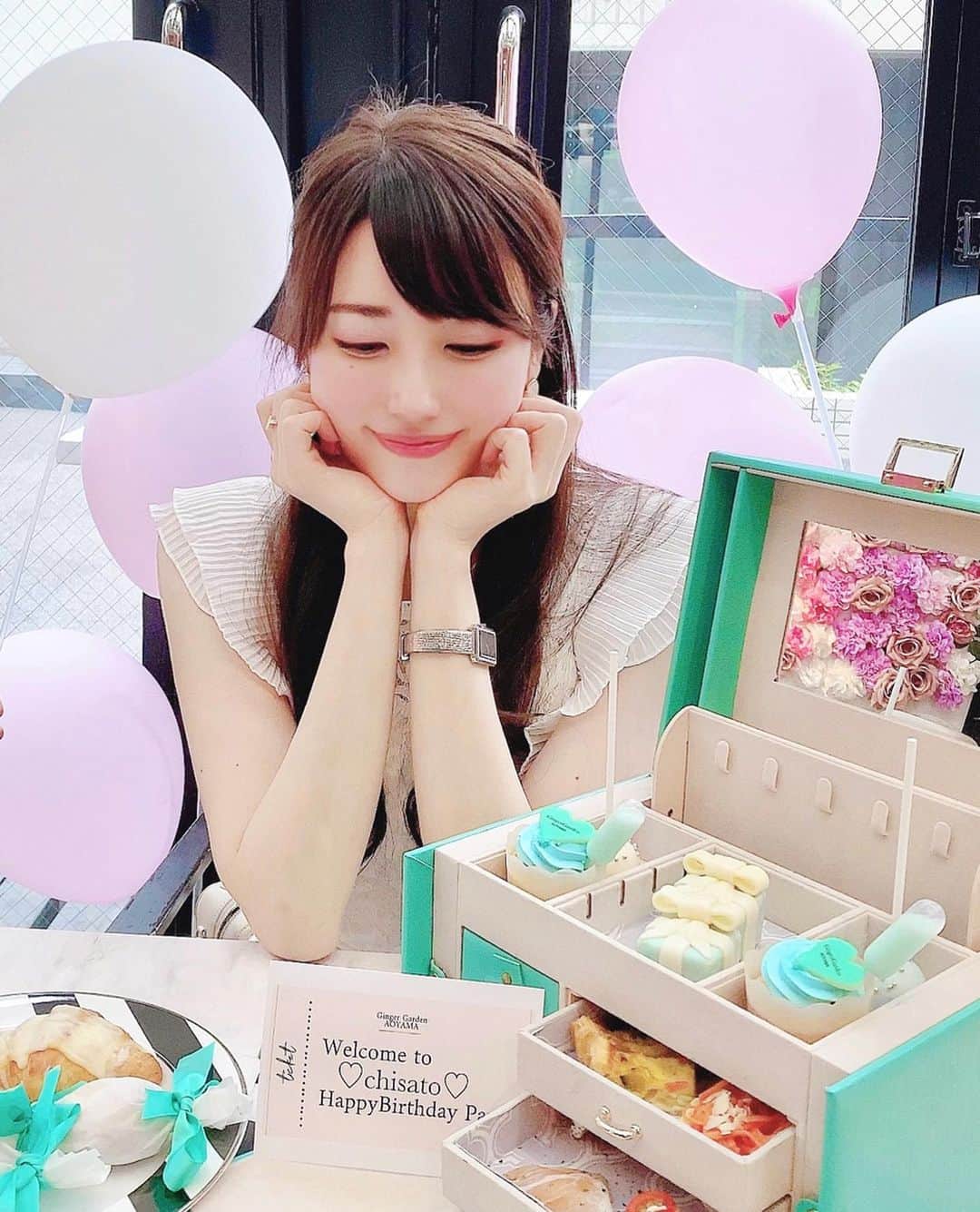 佐倉知里のインスタグラム：「Happy birthday to me 💓 . 大好きな人達にお祝いしてもらって 先日1つ歳を重ねましたᕱ⑅ᕱ♥ 2日間に渡って本当に嬉しかった。ありがとう🎁💕 . @gingergardenaoyama  の新しくなった #バースデープレート🎂 可愛すぎるー🥺🎀なにこれー🥺🎀 終始ハッピー🥰💗 この後ディナーの予定だったのに激辛アラビアータ美味しすぎて沢山食べちゃったよ😂 私がディナーに向かう際にみんなが立って総出で手を振って送り出してくれてその光景がなんとも愛に溢れてて目に焼き付いてる🥺💗 . . この先素敵な女性になれるよう、 どんな時でも笑顔で日々感謝を忘れずに。 . 笑う門には福来る☺️ . いつの日かかわいいおばあちゃんになるために頑張ります(*´-`*) . . 笑顔溢れる1年でありますように🎀✩.*˚ . . ♡♡♡ 2020.5.31♡33th♡ ♡♡♡」