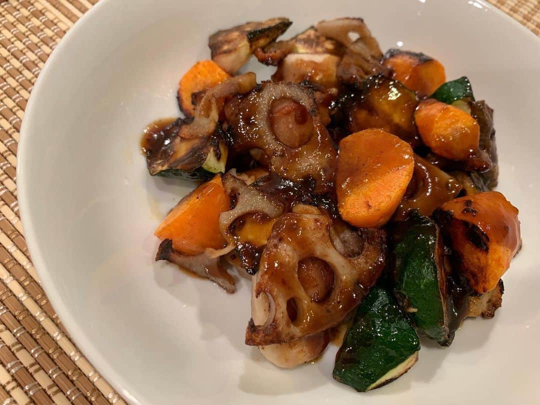 嶋梨夏さんのインスタグラム写真 - (嶋梨夏Instagram)「昨日作った「鶏と野菜の黒酢あん」です🍚💓大戸屋の黒酢あん定食が大好きだからそれっぽくしたかったのに揚げずに焼いたら色味がうまくいかなくて思い通りにはいきませんでした😨でも黒酢あんは美味しく作れたので結果もぐもぐ美味しくいただきました🙂✨✨✨ . . . . . #おうち時間 #うちで過ごそう #stayhome #うちなに #おうちごはん #自炊 #鶏と野菜の黒酢あん #鶏肉 #ズッキーニ #れんこん #人参 #黒酢あん #アラサー女子 #丸顔 #ショートボブ #ぷに子 #ぽっちゃり女子 #photooftheday #JAPAN #japanesegirl #avex #avexmanagement #instagood #followme #シマリカご飯 #しまりか手乗りごはん #ricashima #嶋梨夏」6月7日 21時07分 - shimarica_jp