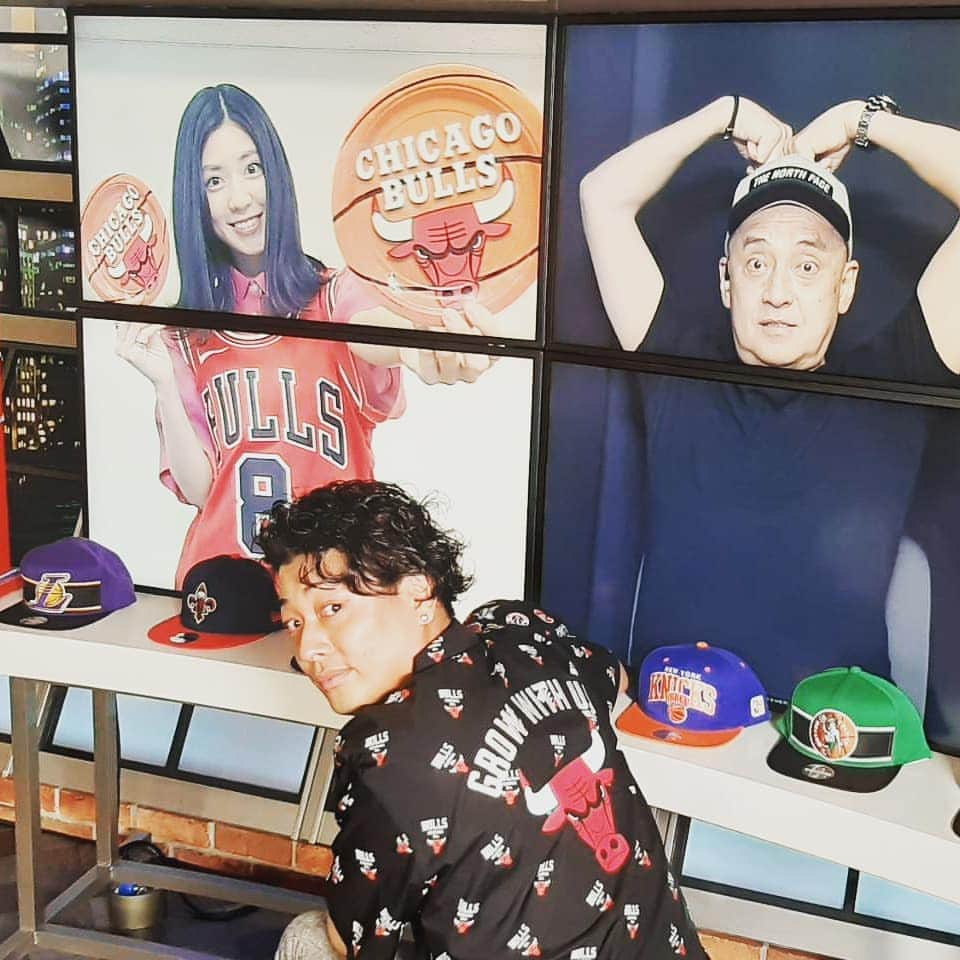 中村昌也のインスタグラム：「今日はブルズのエースの特集よ〜!! 衣装もブルズやで〜!! #NBAstyle #rakutensportsZONE で新作や〜!! 他にも格好いいし、可愛いのたくさんあるよ〜是非〜!! ２１時〜是非！！   #NBA #NBARakuten #RakutenTV #DAILY9 #CHICAGOBULLS #BULLS」