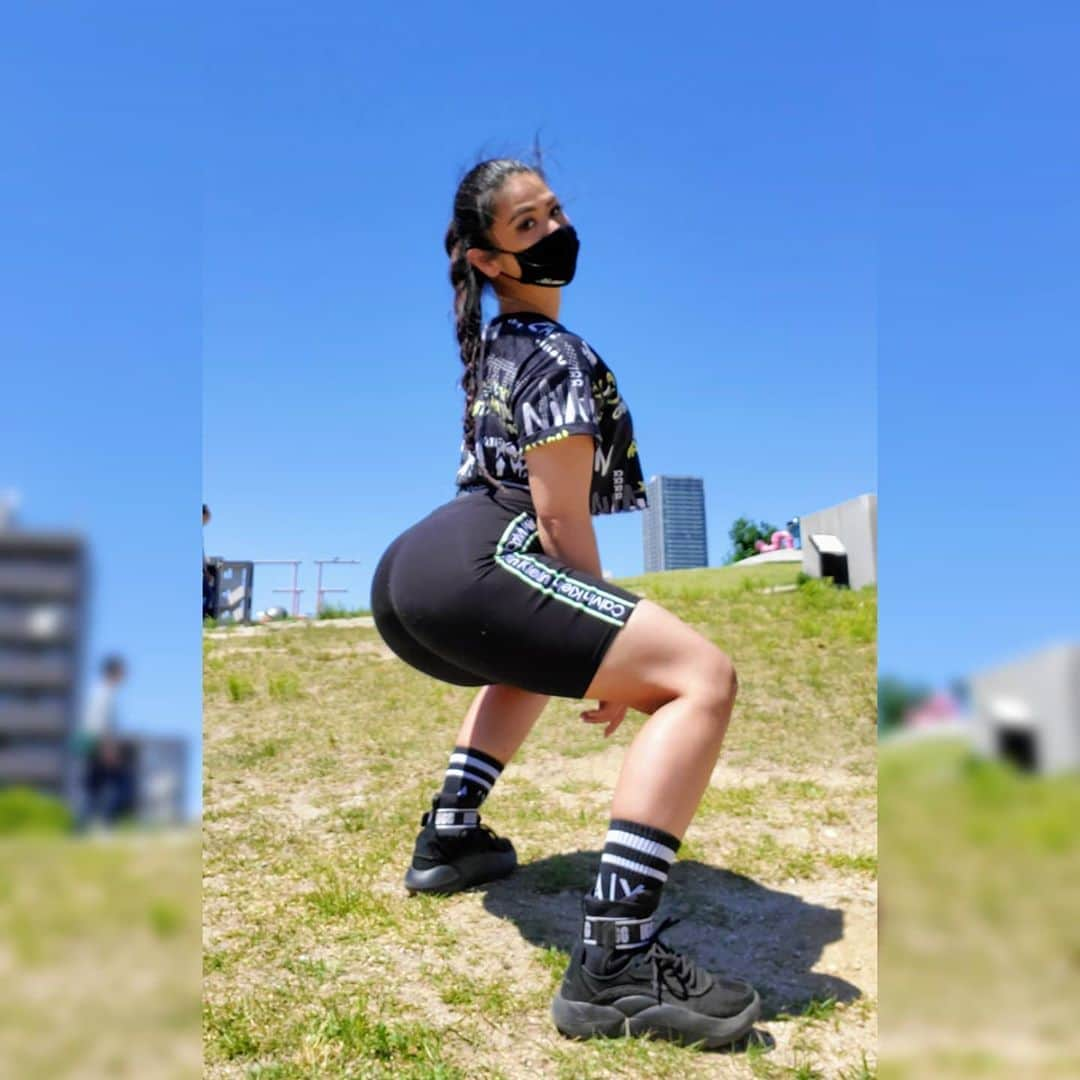 福島麻里さんのインスタグラム写真 - (福島麻里Instagram)「MARI🍑野外お尻トレーニング  いい天気で朝の心地よい風のなか 楽しくお尻が悲鳴をあげましたw  気持ちよく爽快リフレッシュ  こういう時期じゃなきゃ こんなレッスンの発想なかった  来週もやりまーす 7月のスケジュールもできてます 詳細は下記リンクかDM @mari.fukushima  #毎週開催予定 #雨の日は中止 #日本じゃないみたいな感覚 #解放感がハンパない  #マリってる #お尻トレーニング  #イキり代表#くびれ超人」6月7日 21時01分 - mari.fukushima