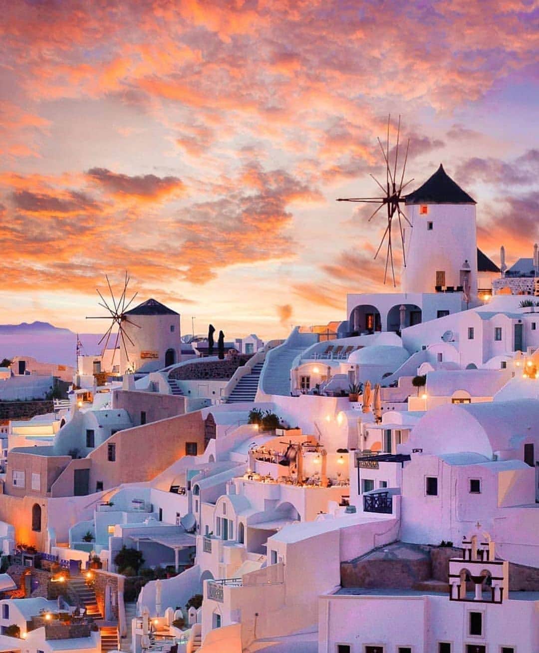 BEAUTIFUL DESTINATIONSさんのインスタグラム写真 - (BEAUTIFUL DESTINATIONSInstagram)「Imagine having a view like this! 🤩🌅Have you traveled to Greece before? If not, who would you bring here with you? (📸: @momentsofgregory 📍: Greece)」6月7日 21時04分 - beautifuldestinations