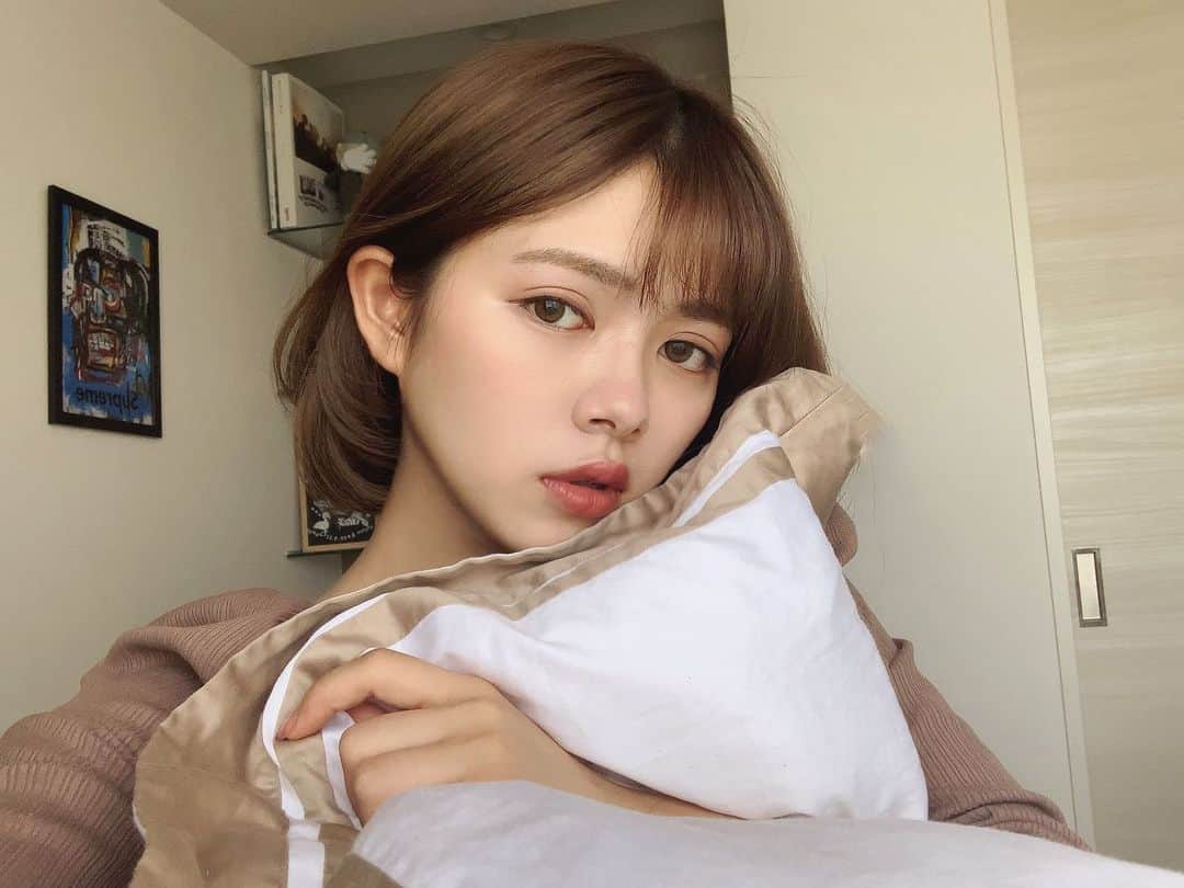 鷹野日南のインスタグラム：「にゅーカラコン🙂🤍 . . 👀:SOELA EYE COTTON BROWN . .  髪の毛が明るくなってきたからブラウンのカラコンがいい感じに馴染んでる。💭 太陽の光が目に入ると、余計にかわいい すきです、、！ . .  #mitunolens #蜜のレンズ #カラコン」