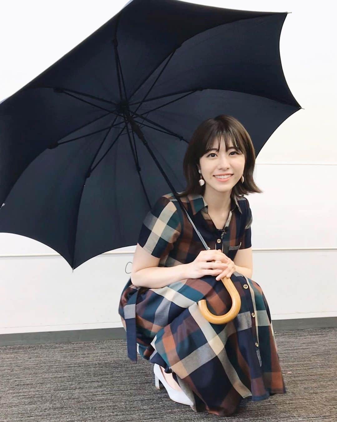 森山るりのインスタグラム：「. あす朝ZIP!特集担当します☁️✨ コーナーは7:15頃からです。 梅雨のイライラ解消法について調査しましたよ☂️ . なかなか前と同じようには取材出来ませんが、 その中でも特集班一丸となって、 工夫を凝らしながら頑張っております💪🏻 みなさんも辛い日々だと思いますが、 少しでも前向きに頑張っていきましょ〜！😆 . onepiece @redyazel」