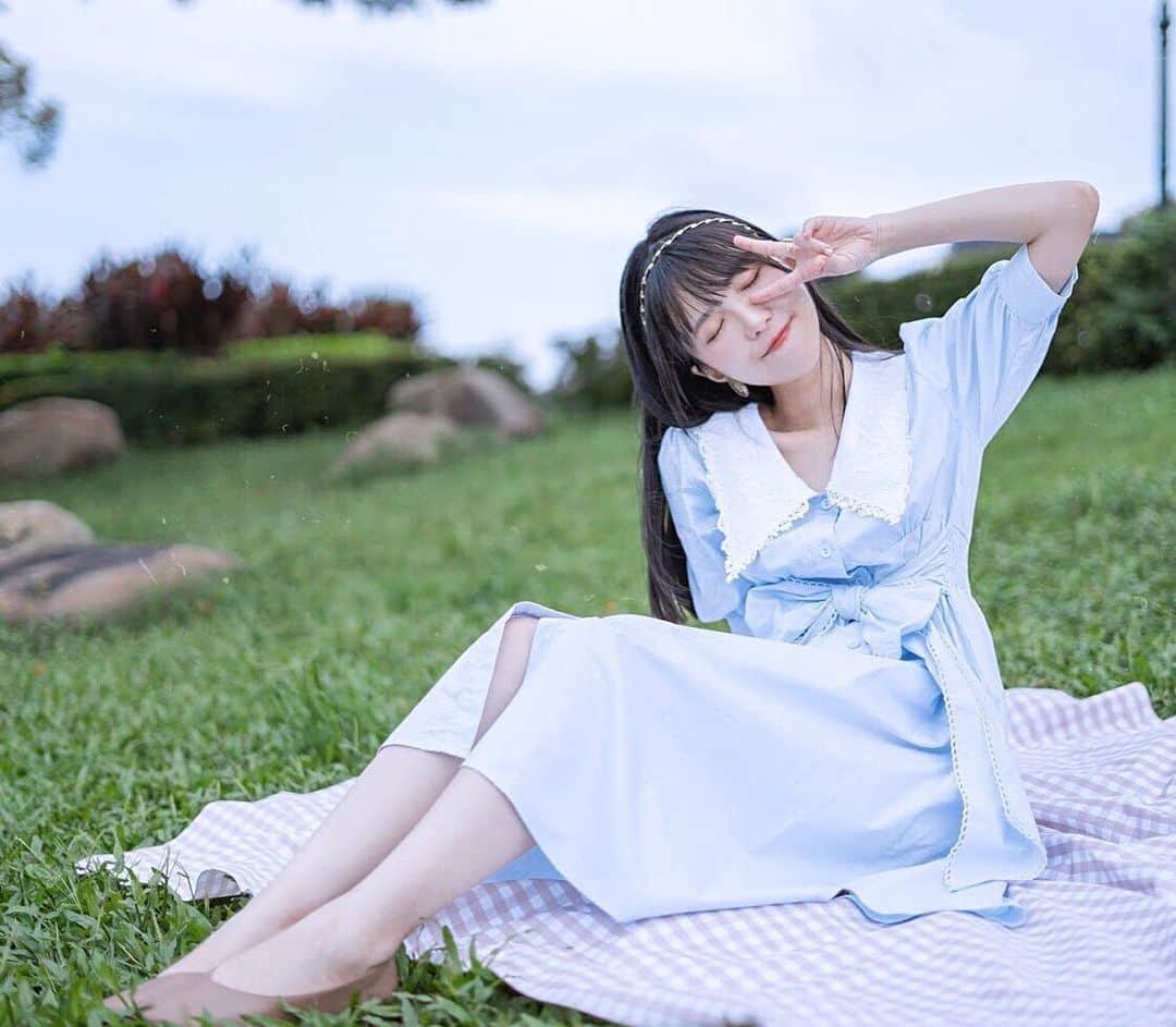 キアナのインスタグラム：「ピクニック気分味わえたくて、わざわざデデニの近くに行った🌼🤓 途中で通り雨にあったけど満喫してきたわ🌼🌼」