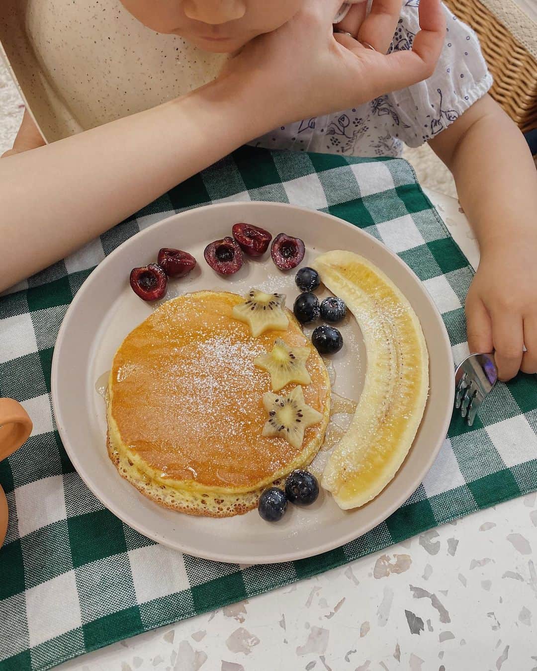 目見田早弥子のインスタグラム：「| 🥞 ひとつ前の投稿に、 たくさんのメッセージをありがとうございました🙇🏻‍♀️♡ こんな時期で皆さんそれぞれ大変なのに 私の体調を気遣って下さりとても嬉しかったです..😢✨ ひとまず出産まで無事に過ごせるよう 私自身祈るばかりです。🌿 ⠀ 写真は今日の娘のオヤツでした。 お昼ご飯をモリモリ食べていたので あまり食べられず🤣 ６枚も焼けたので冷凍しました𓈒𓂂」