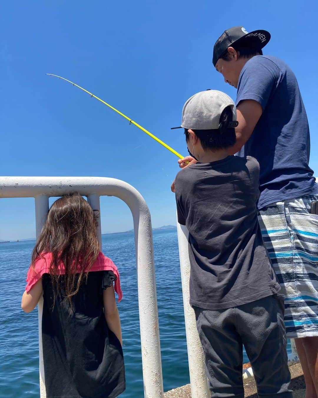 大西宏明さんのインスタグラム写真 - (大西宏明Instagram)「初めての海釣りデビュー🎣 (^ ^) サビキ釣り‼️ ん？？？？？？ まさかのボウズっ😳 サビキ釣りって入れ食いのイメージやったのに……時間帯？？季節？？ アドバイス下さい🤩  #釣りデビュー #海釣り #家族day #息子 #6歳 #娘 #4歳 #オキアミ #餌担当 #サビキ釣り #アジ #入れ食い #まさかの #ボウズ #リベンジ　やね #smile #ほなっ！！」6月7日 21時13分 - ohnishi_hiroaki_0428