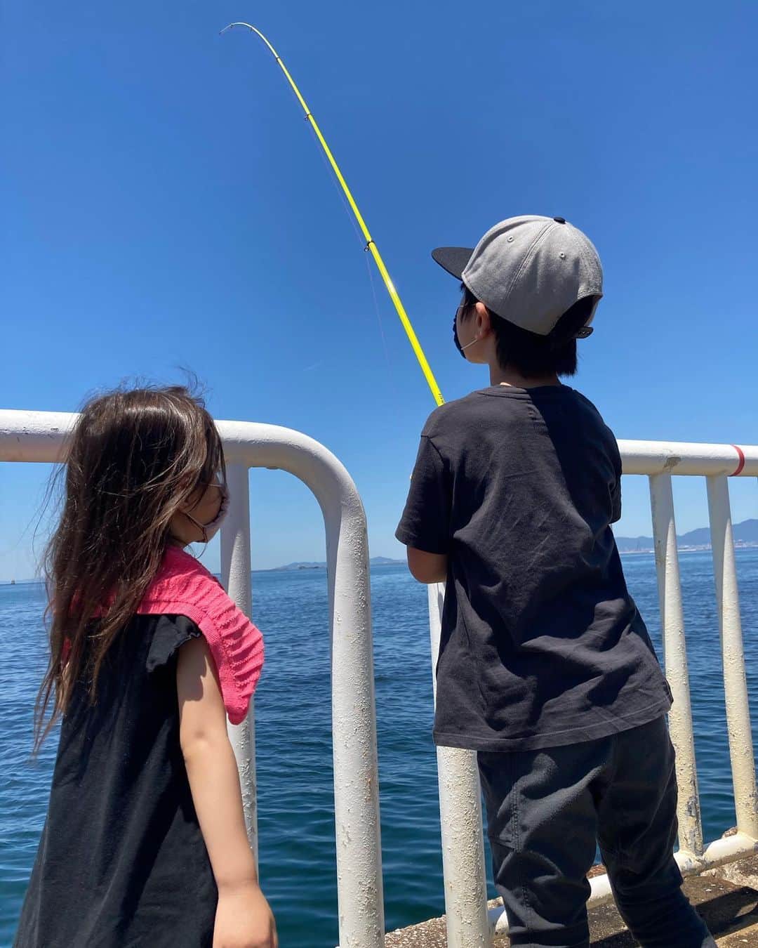 大西宏明のインスタグラム：「初めての海釣りデビュー🎣 (^ ^) サビキ釣り‼️ ん？？？？？？ まさかのボウズっ😳 サビキ釣りって入れ食いのイメージやったのに……時間帯？？季節？？ アドバイス下さい🤩  #釣りデビュー #海釣り #家族day #息子 #6歳 #娘 #4歳 #オキアミ #餌担当 #サビキ釣り #アジ #入れ食い #まさかの #ボウズ #リベンジ　やね #smile #ほなっ！！」