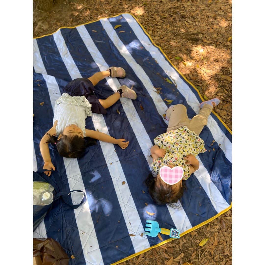 堀友理子さんのインスタグラム写真 - (堀友理子Instagram)「気持ちよさそう😝 ボールを二人でどうぞし合ってた笑 #代々木公園ピクニック」6月7日 21時19分 - horiyurisanpo