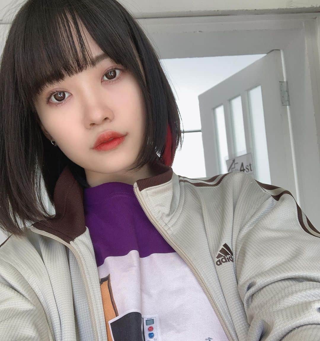 高辻麗さんのインスタグラム写真 - (高辻麗Instagram)「髪がのびたよーう。 切るか伸ばすか悩みどころだな このジャージは部屋着にもするし外にも着てく。可愛いので…… #インナーカラーボブ #黒髪ボブ #高辻麗 #adidas #アディダスジャージ」6月7日 21時20分 - urara_tantan