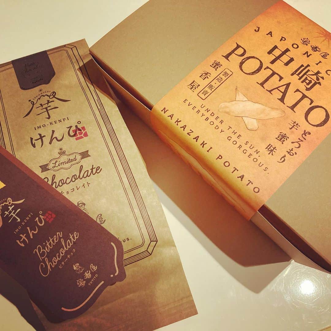 藤原ゆかのインスタグラム：「夕希実久先生が「食べてー✨」と送ってくれた芋けんぴ。好みすぎて今後は自分でお取り寄せする気満々…！！🍠🙌中身の写真も撮るつもりだったのに美味しくってすぐ食べちゃって１枚も無い😂 #蜜香屋」