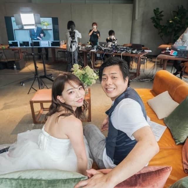 のインスタグラム：「当初の目的だった、幸せのお裾分けはあともう少しだけ続きます。　﻿ バンビーノ藤田家のオンライン結婚式に関わって頂いた全ての方に感謝です！﻿ 芸人になって良かった。かおちゃんありがとう。﻿ photo by イシヅカマコト  @ishizuka_makoto ﻿ ﻿ #FujiOnlineWD﻿ #オンライン結婚式　﻿ #バンビーノ　﻿ #世界平和　﻿」