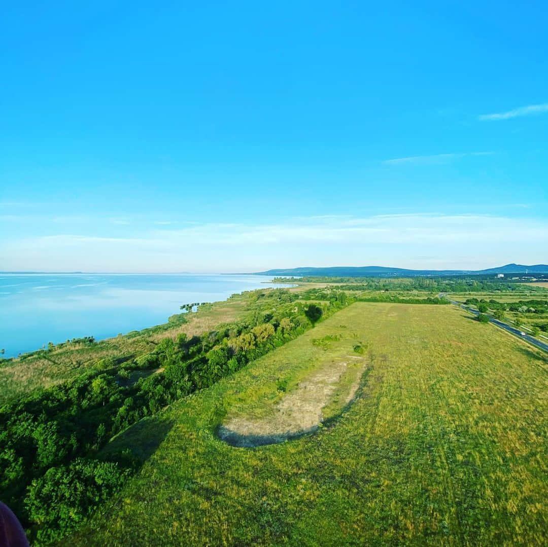 アンドレア・オズヴァルトさんのインスタグラム写真 - (アンドレア・オズヴァルトInstagram)「Never seen the #Balaton like that before! 😍😍😍#myday #sundayfunday #holiday #hotbaloon #experience #neverforget #hotairballoon #mongolfiera #hőlégballon #bakancslista #bucketlist」6月7日 21時33分 - andreaosvart