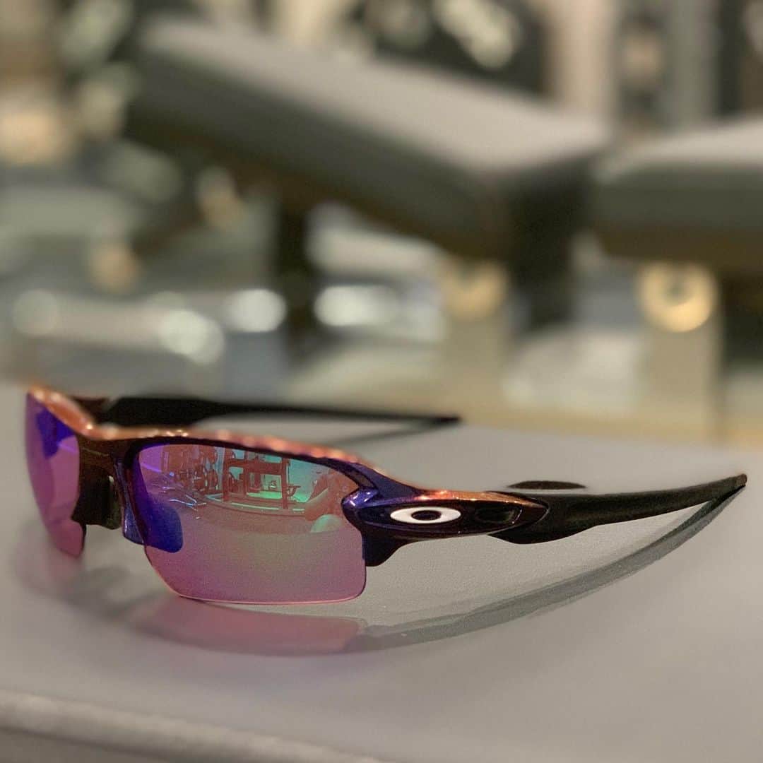 畑岡奈紗のインスタグラム：「Oakley様からサングラス送って頂きました。 紫フレームは限定カラーとてもカッコイイです😎💜 早く試合で着けるのが楽しみです😁  #oakley #prizmgolf #flak2.0 @takeru_tsuchiya」