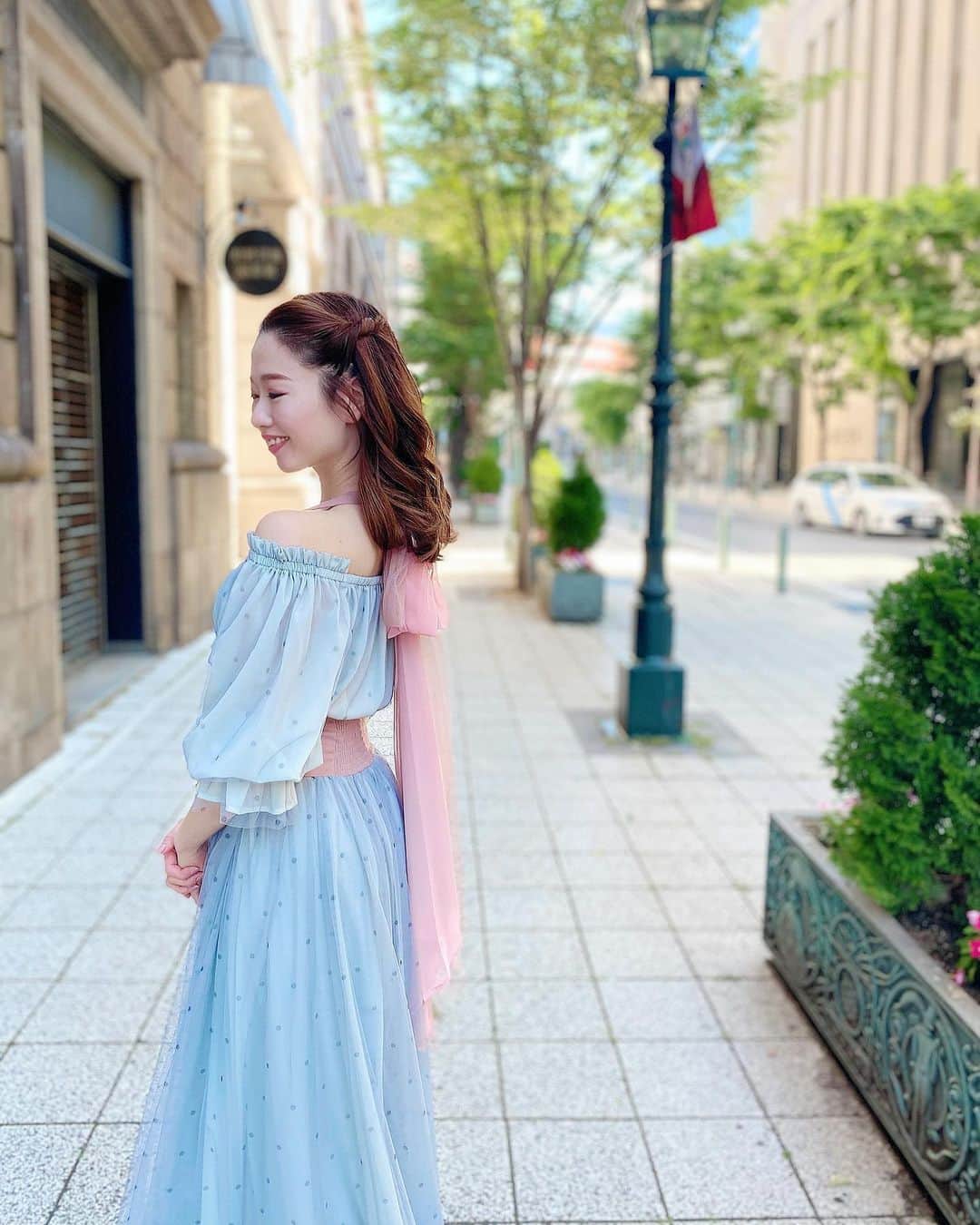 のインスタグラム：「今日は新しいビジュアル撮影を♡ 4時起き☀️頑張りました！ オフショットをチラリ⭐︎ . オンラインサロン、そしてその他コンテンツも最近は想像以上のスピードで変化している✨ 新しく開かれた道へ進む為、コンテンツビジュアルも少しずつ新しくしていきます♡ . 早速明日からは、メルマガが新しくリニューアル！モーニングラジオが始まります🎶 【華香ゆう モーニングラジオ】 〜今朝のHitokoto♪〜 . 文字から声へ。 今朝のHitokoto♪が、より皆様の心に染み込む形に変化し、いよいよ明日走り出します！ . リニューアル先はFacebookグループ内のみでの配信となります💐 事前のお知らせで続々とご参加頂きありがとうございます！ グループ参加ボタンで、どなたでもご参加できますので、ぜひぜひ覗きに来てくださいね♡ . 美しく強く進む毎日に欠かせない一言を、毎朝心を込めて配信します💝 声にのせて♪ . #トップページから、華香ゆうのモーニングラジオ"今朝のHitokoto♪"グループへ飛べます♡」