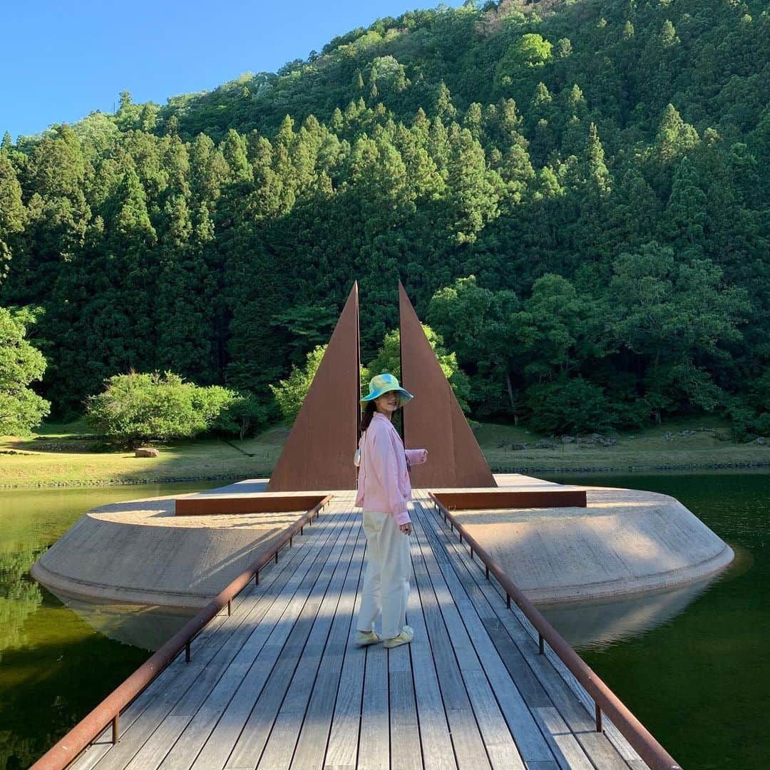 菊井亜希さんのインスタグラム写真 - (菊井亜希Instagram)「MUROU ART FOREST🌳 今日は晴天。 絶好の公園日和でした😄 DANI KARAVANによって設計された芸術の森で、自然と調和された壮大なスケールのモニュメント。 これまた穴場で、お散歩するだけで癒される理想郷でした🛕 是非行ってみてほしい！」6月7日 21時27分 - bollywoood