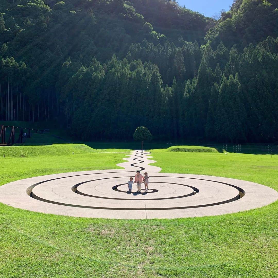菊井亜希のインスタグラム：「MUROU ART FOREST🌳 今日は晴天。 絶好の公園日和でした😄 DANI KARAVANによって設計された芸術の森で、自然と調和された壮大なスケールのモニュメント。 これまた穴場で、お散歩するだけで癒される理想郷でした🛕 是非行ってみてほしい！」