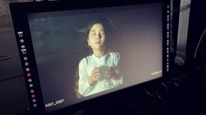 小柳ゆきのインスタグラム：「悪魔のみならず天使も降臨👼 . . 潤ちゃんがMVに出演してくれました激かわふわふわとろける天使でした🥺❤️ . . 潤ちゃんの手にもSPHERE🔮 . . . #mv撮影 #潤ちゃん #天使 #angel #SPHERE #小柳ゆき」