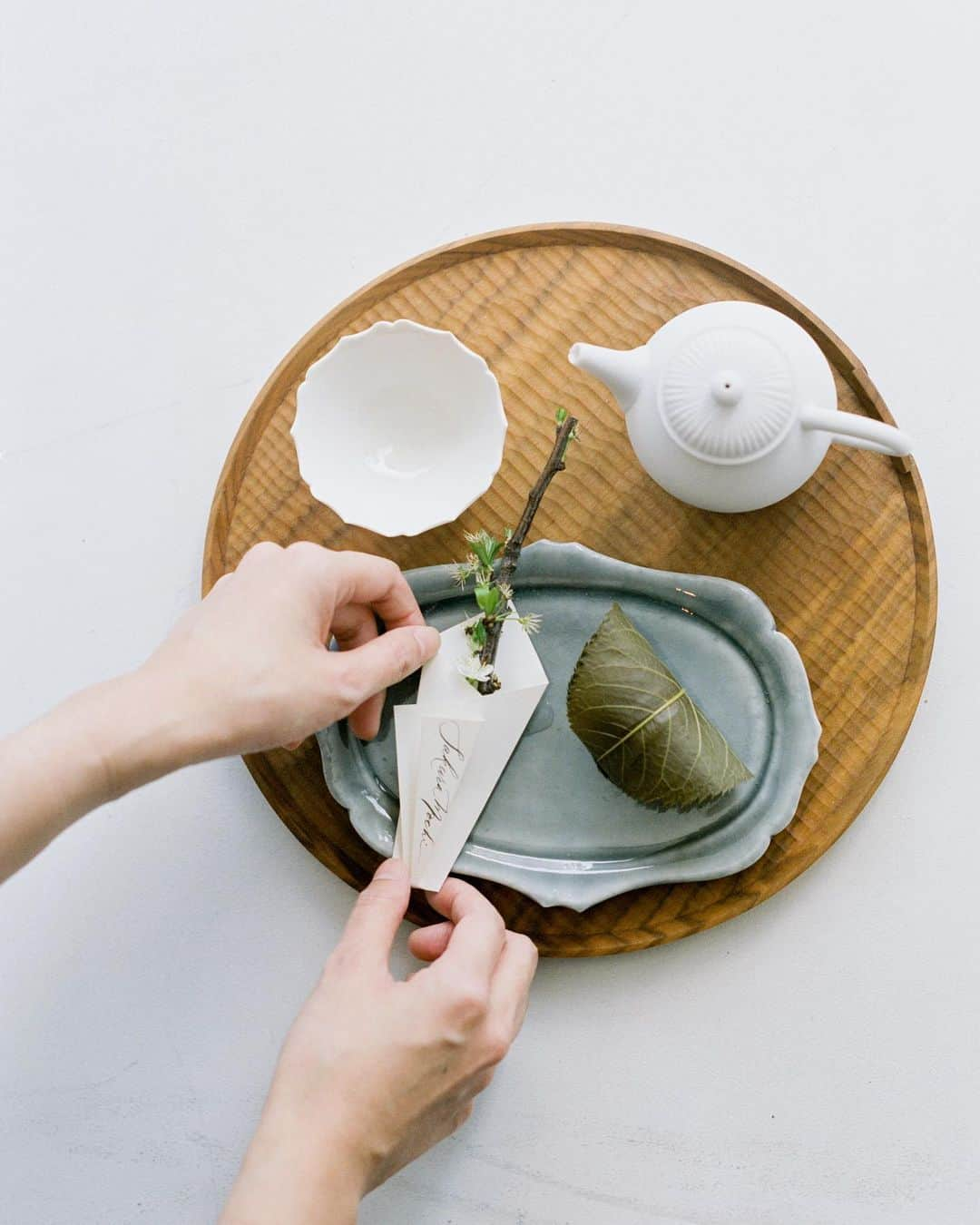 Veronica Halimさんのインスタグラム写真 - (Veronica HalimInstagram)「In the mood for tea — Captured by @ashtonjeanpierre during my workshop in Melbourne — #truffypi #vhcalligraphy #calligraphyworkshop #melbourne #melbournecalligraphy #melbourneworkshop #paperfolding #moderncalligraphy #styling #calligraphystyling  #カリグラフィー #モダンカリグラフィー #カリグラフィーワークショップ #condehouse #kurashicrafts #calligraphylifestyle #teatime #japanesetea」6月7日 21時29分 - truffypi