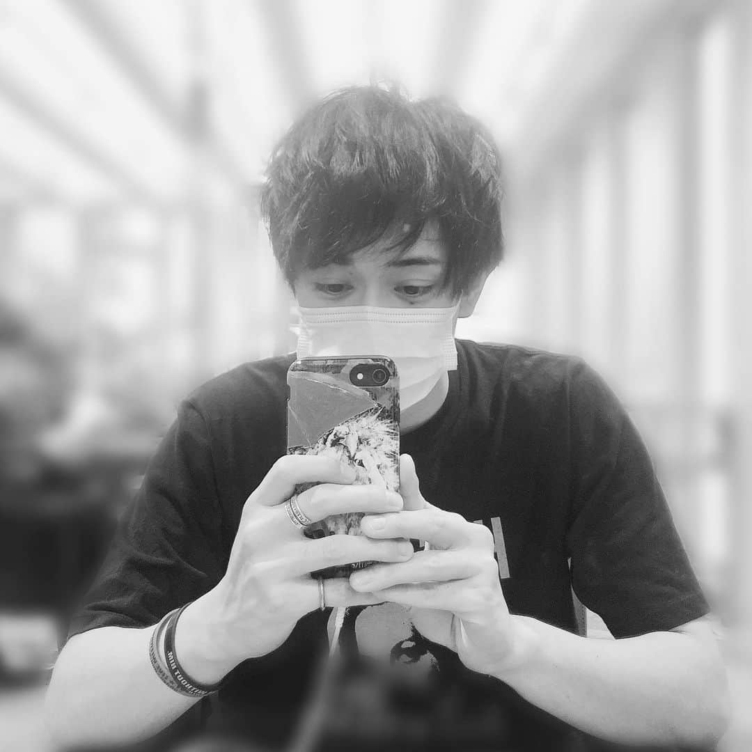 前田隆太朗さんのインスタグラム写真 - (前田隆太朗Instagram)「しっかり予防して髪の毛切ってきました。 見た目はいつもと変わりませんが、僕と美容師の方にわかるくらいの変化をしました。大満足です。お気に入りです。いつもありがとうございます。 #GUZZLE」6月7日 21時34分 - ryu_mae