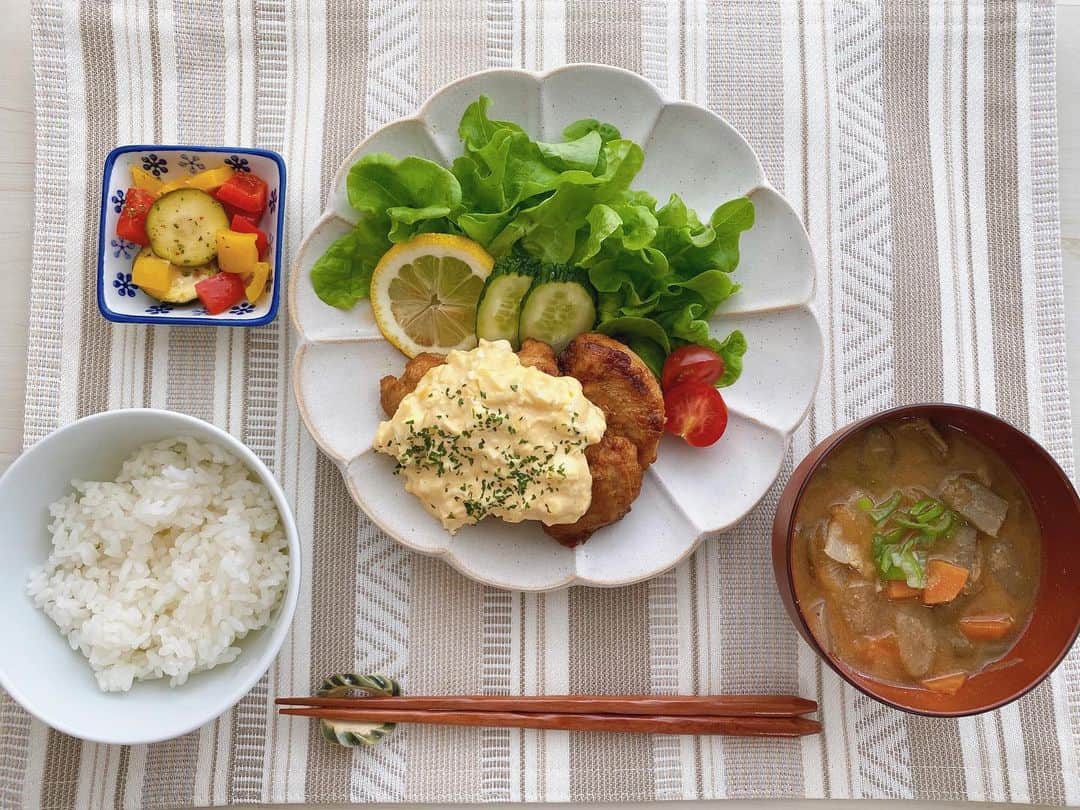 のインスタグラム：「またまたレシピ載せたから﻿ いつか作ってみてね🥣﻿ ﻿ ﻿ ﻿ ﻿ チキン南蛮﻿ 材料 （4人分）﻿ 鶏もも肉（胸肉でも◎） 4枚﻿ 卵 １～２個﻿ 小麦粉 適量﻿ ■ （南蛮酢）﻿ しょうゆ 大さじ４﻿ 砂糖 大さじ６﻿ 酢 大さじ５﻿ 小口切りの唐辛子 少々﻿ ■ （タルタルソース）﻿ ゆで卵 １～２個（好みで）﻿ 玉ねぎ 1/4個（好みで）﻿ マヨネーズ 大さじ５（好みで）﻿ ケチャップ 小さじ1〜2（好みで）﻿ 塩 少々﻿ コショウ 少々﻿ ﻿ ﻿ ﻿ ①鶏肉は一枚のままか一口大に切る。﻿ 肉に塩コショウし、小麦粉をまぶしてはたいておく。﻿ ﻿ ②それを溶き卵にくぐらせて油で揚げる。﻿ ゆっくり少ない油で焼き揚げでもOK﻿ ﻿ ③南蛮酢は醤油と酢と砂糖を鍋に入れて温めるか、﻿ レンジでチンして温める。﻿ ﻿ ④南蛮酢を温めるときに唐辛子を入れてもピリッとして美味しいです◎﻿ ﻿ ⑤あがったお肉を南蛮酢につけて衣をしっとりさせる。あまり長く漬けこまず、さっとで！﻿ ﻿ ⑥ゆで玉子と玉ねぎのみじん切り、マヨネーズとケチャップ、塩コショウを混ぜてタルタルを作る。﻿ ﻿ ⑦お肉にタルタルをかけてできあがり！！﻿ ﻿ ﻿ ﻿ ﻿ #チキン南蛮#レシピ#おうちごはん#おうちカフェ#手作りごはん#豚汁#豚汁定食#チキン南蛮定食#献立#献立記録#ごはん記録#saori__cooking」