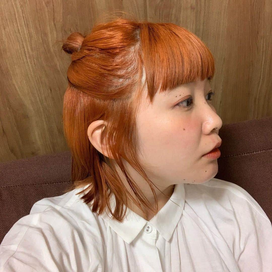 HONOKAのインスタグラム：「.〻  髪がオレンジにレベルアップした！ 気分もパーっと明るくなる色🍊🍊🌀 #orange」