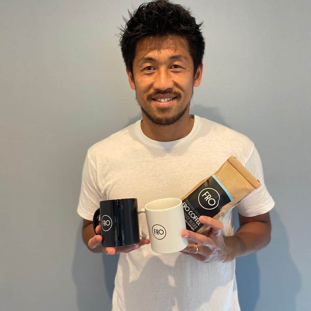 新井章太のインスタグラム：「家に着くと見覚えのある荷物が届いていました。中身を開けるとそこにはなんと！！最近よくSNSで見かけるコーヒーが☕️‼️ いや、おれにも宣伝さすんかい‼️さすがだなあのチーム🤣こんなの載せるに決まってる👍笑  ちなみにこのコロナが終息したら行きたい場所  １位　レゴランド ２位　USJ ３位　フロカフェ  ３位にランクインしてきましたわ💦 チーム変わっても気にしてくれるところとか、子ども達との思い出アルバム作って送ってくれたりするところとかコーヒー送って「こいつなら載せてくれるな🤣」って思ってるとことか、さすがです。笑  いつかこっそりフロカフェ行ってみますよー！！(本当😁) #フロカフェ #frontale #ジェフカフェ #jefunited #ありだな #J1昇格 #そしたら作ってもらおう #新井章太」