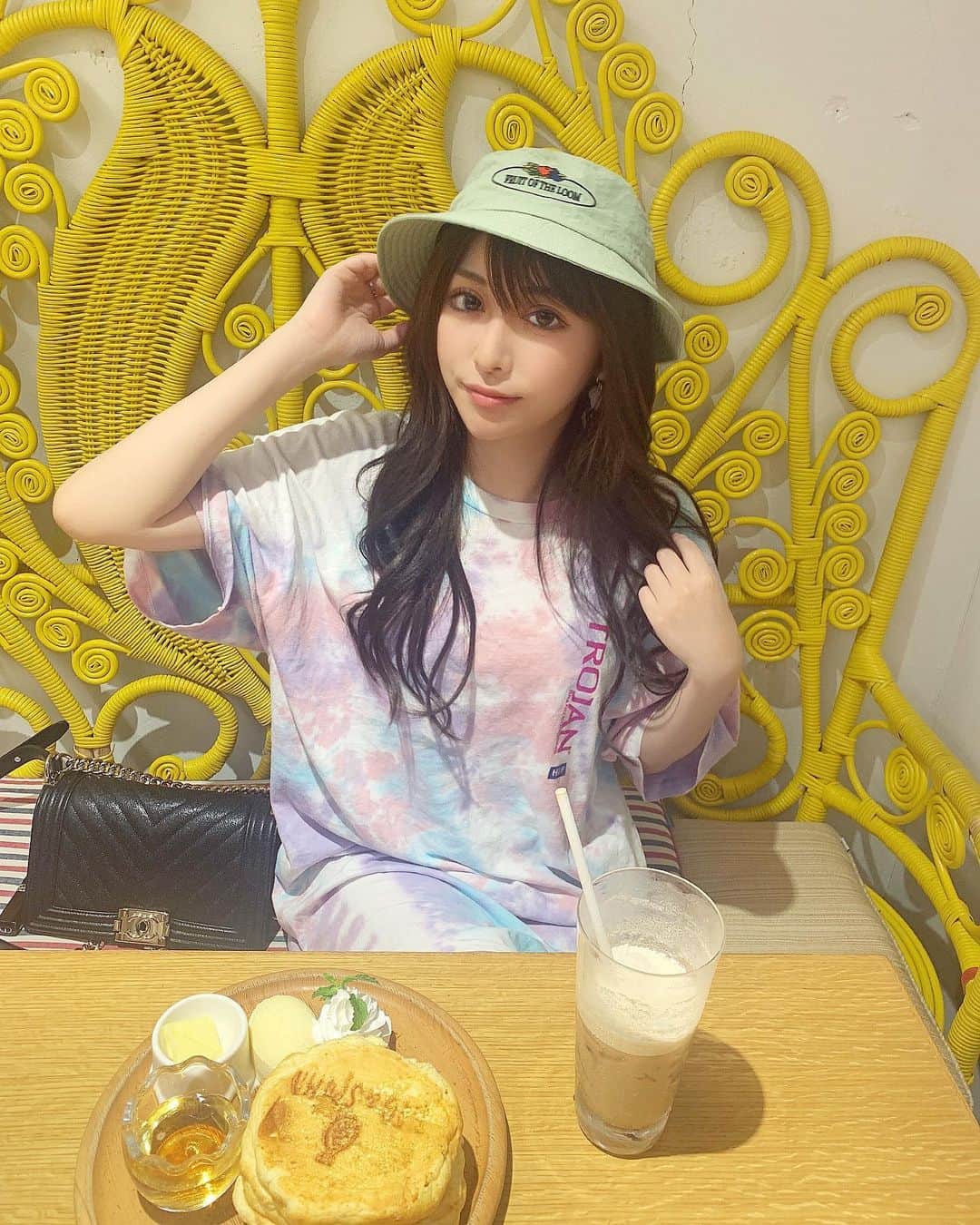 のインスタグラム：「藤咲は、新しい帽子をGETした🙆‍♀️🧡 . . . #ootd #hat #バケットハット #huf #タイダイ #tシャツ #chanel #cafe #パンケーキ #カフェオレ #夏コーデ #fruitoftheloom」