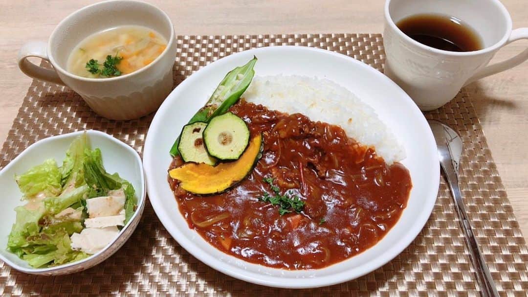 のインスタグラム：「﻿ ﻿ #今日のご飯﻿ #ハヤシライス 🍴﻿ ﻿ ﻿ いつもストーリーには📷﻿ 載せているけど﻿ コメントやリアクションを﻿ たくさん頂くので﻿ たまにはこちらにも💁‍♀️♡﻿ ﻿ ﻿ ﻿ 『バランス良く！！』﻿ だけども﻿ 『太らない！！』﻿ 男性でも満足出来る食事作りを﻿ 目指しています♡﻿ ﻿ ﻿ ﻿ 小さい頃から﻿ 母が色んな種類のおかずを﻿ 作ってくれていたので﻿ 自然と私も﻿ 同じように﻿ たくさん作るように…🤣﻿ ﻿ ﻿ ﻿ けれども﻿ 今日はちょいとおやすみ🤗﻿ ﻿ ﻿ 冷凍庫に眠っていた﻿ 牛肉があったので﻿ ・玉ねぎ﻿ ・トマト﻿ ・しめじ﻿ ・にんじん﻿ を入れて﻿ 煮込みました🥘﻿ 全部おうちにあったもので🤗 ﻿ トッピングに焼き野菜🥕🥦 ﻿ ﻿ ﻿ 野菜がたくさん﻿ 摂れるように﻿ スープも具沢山♡﻿ ﻿ ﻿ #うちのごはん  #しっかり食べてダイエット #免疫力  #免疫力アップ #免疫力アップメニュー ﻿ #晩ごはん日記  #晩ごはん #料理﻿ #ごはん﻿ #ディナー﻿ #dinner﻿ #手作り﻿ #おうちごはん﻿ #栄養管理 #バランスの良い食事﻿ #ダイエット #食べながら痩せる  #食べながらダイエット ﻿」