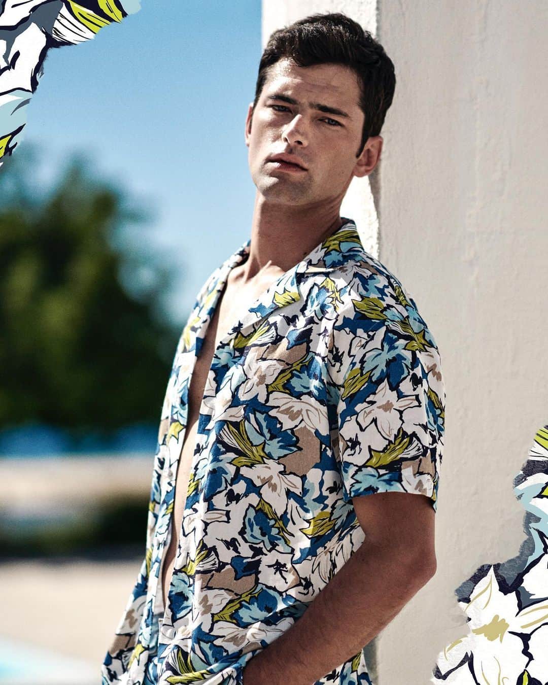 オールバーブラウンさんのインスタグラム写真 - (オールバーブラウンInstagram)「We’ve turned to summery florals with our new bold statement shirt and swim shorts. Featuring an illustrated floral print in deep heather and navy tones, tap to shop our new Bayshore print pieces.  #DoseOfSun #OBsAroundTheWorld #OrlebarBrown」6月7日 21時47分 - orlebarbrown