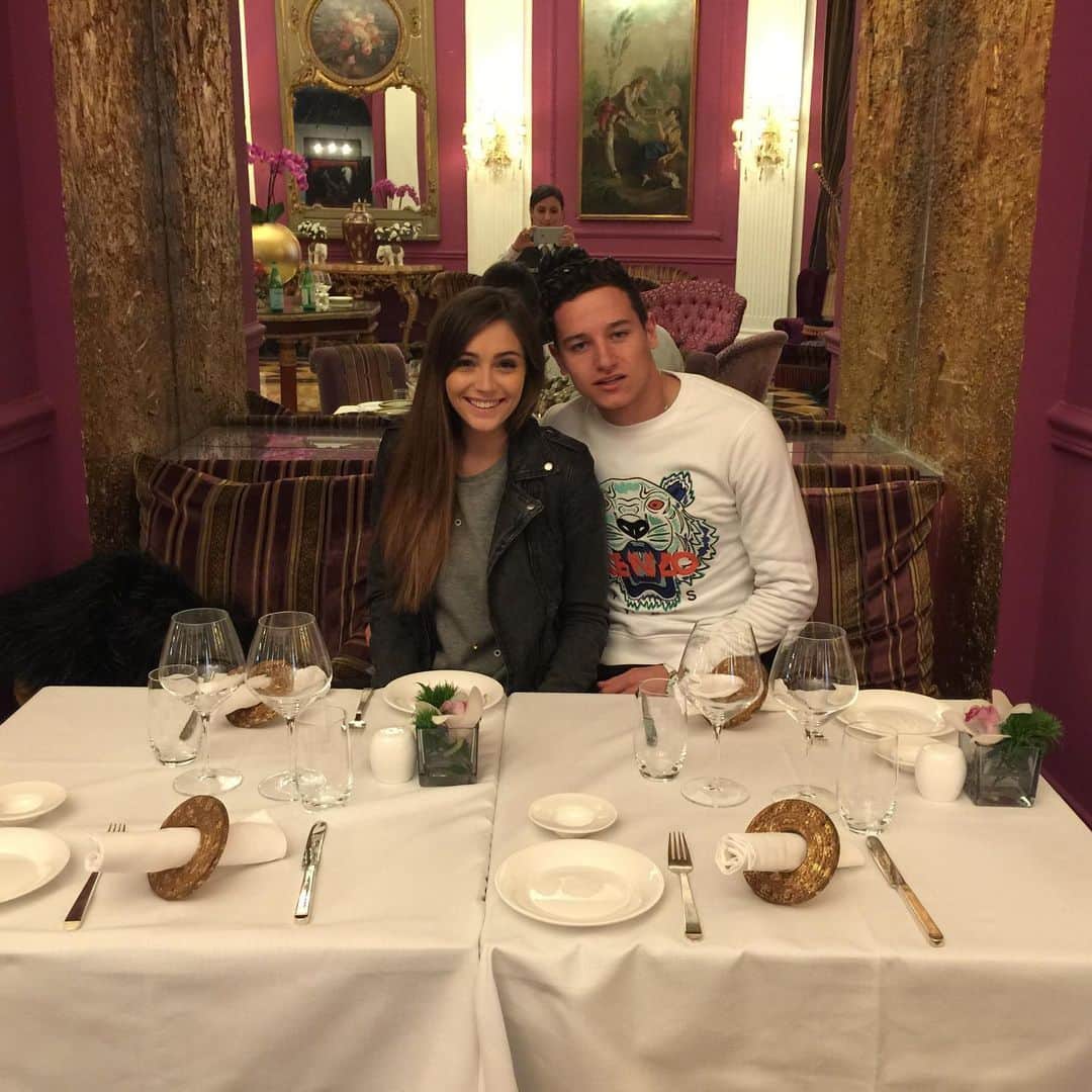 フロリアン・トヴァンのインスタグラム：「De jeune femme à maman , voici quelques photos de notre histoire . Fier de la femme et maman que tu es . Bonne fête mon cœur @charlottepirroni ❤️」