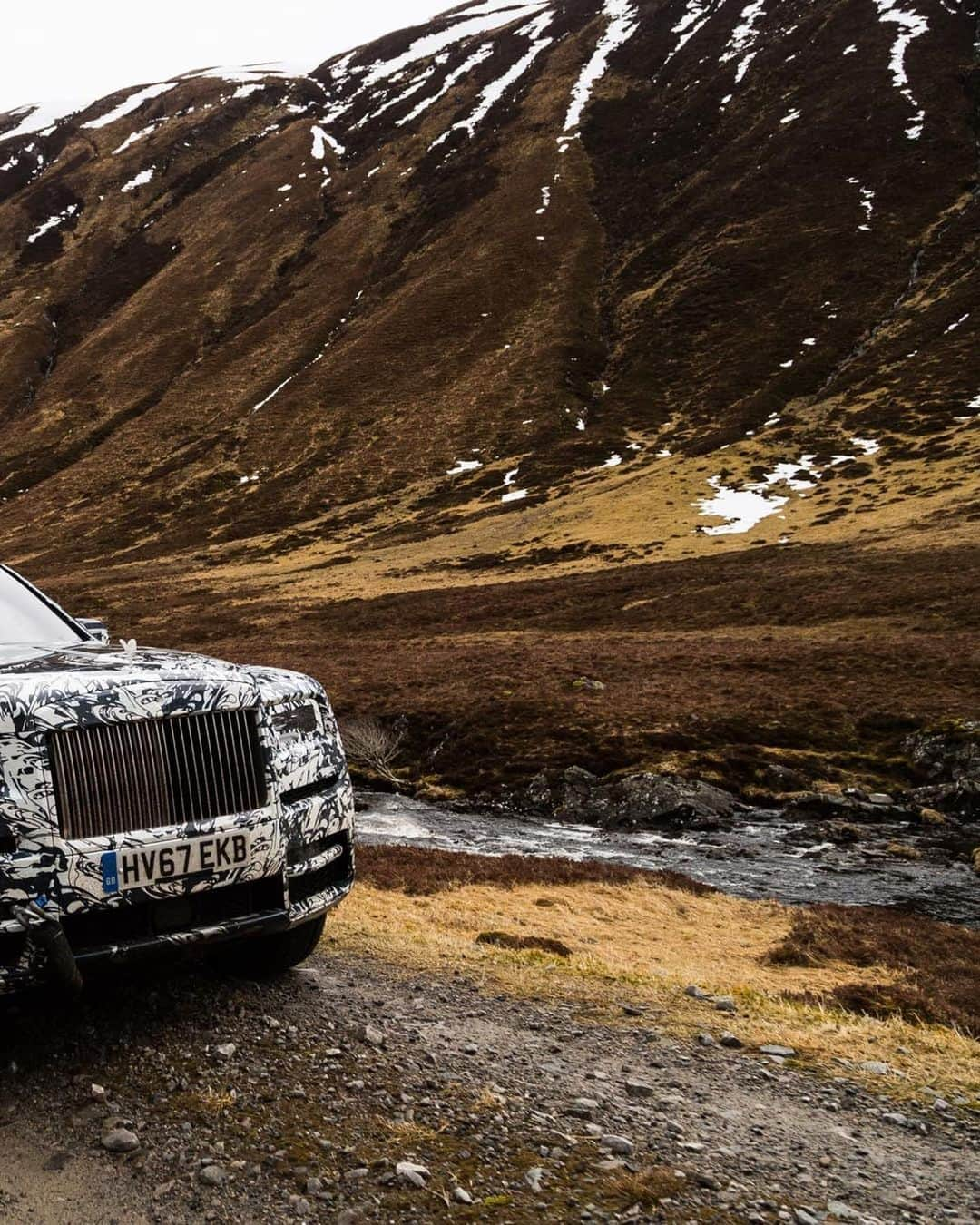 ロールス・ロイスさんのインスタグラム写真 - (ロールス・ロイスInstagram)「#RollsRoyceCullinan prevailed against the fierce terrain of the Scottish Highlands in its first days of #TheFinalChallenge. ⁣ ⁣ Its next obstacle? The UAE’s ever-shifting desert sands.⁣ ⁣ —⁣ ⁣ Watch every episode of our #InspiringGreatness series; link in bio.  —   NEDCcorr (combined): CO2 emission: 330-328 g/km; Fuel consumption: 19.5 mpg / 14.5 l/100km *   WLTP (combined): CO2 emission: 361-344 g/km; Fuel consumption: 17.8-18.6 mpg / 15.9-15.2 l/100km #」6月7日 22時00分 - rollsroycecars