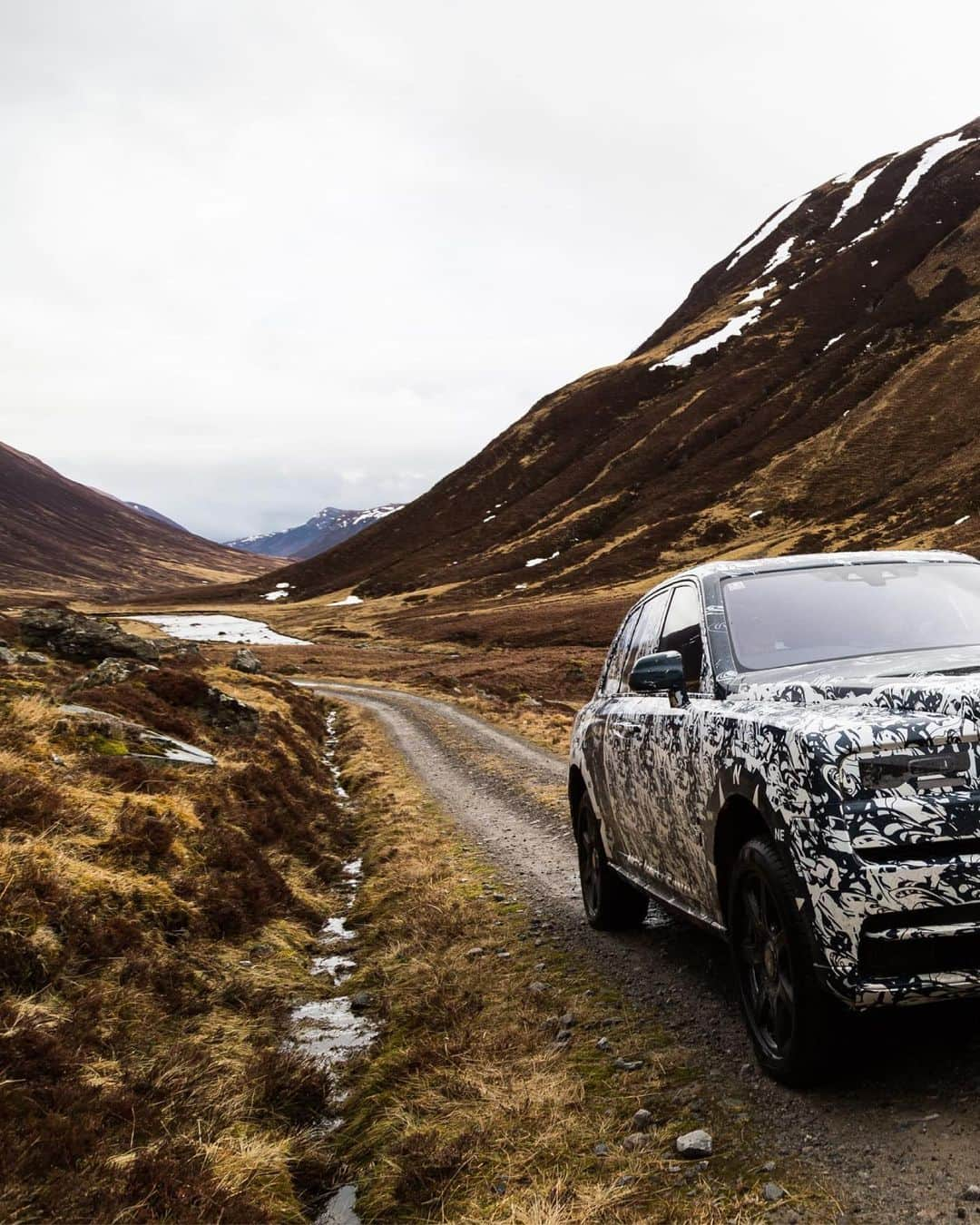 ロールス・ロイスさんのインスタグラム写真 - (ロールス・ロイスInstagram)「#RollsRoyceCullinan prevailed against the fierce terrain of the Scottish Highlands in its first days of #TheFinalChallenge. ⁣ ⁣ Its next obstacle? The UAE’s ever-shifting desert sands.⁣ ⁣ —⁣ ⁣ Watch every episode of our #InspiringGreatness series; link in bio.  —   NEDCcorr (combined): CO2 emission: 330-328 g/km; Fuel consumption: 19.5 mpg / 14.5 l/100km *   WLTP (combined): CO2 emission: 361-344 g/km; Fuel consumption: 17.8-18.6 mpg / 15.9-15.2 l/100km #」6月7日 22時00分 - rollsroycecars