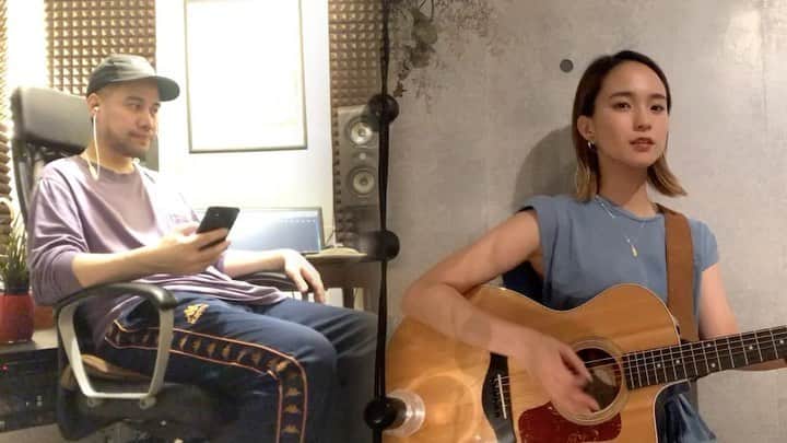 のインスタグラム：「🎤🤔🎸 @leola_official  #弾き語り#携帯依存症#おうち時間#スタジオ#leola」