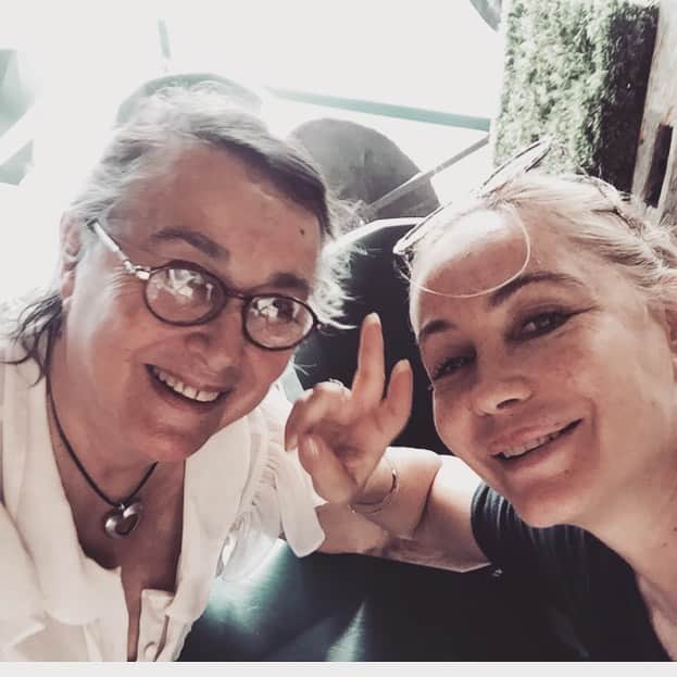 エマニュエル・ベアールのインスタグラム：「#happymothersday  #bonnefetemaman ☀️💛」