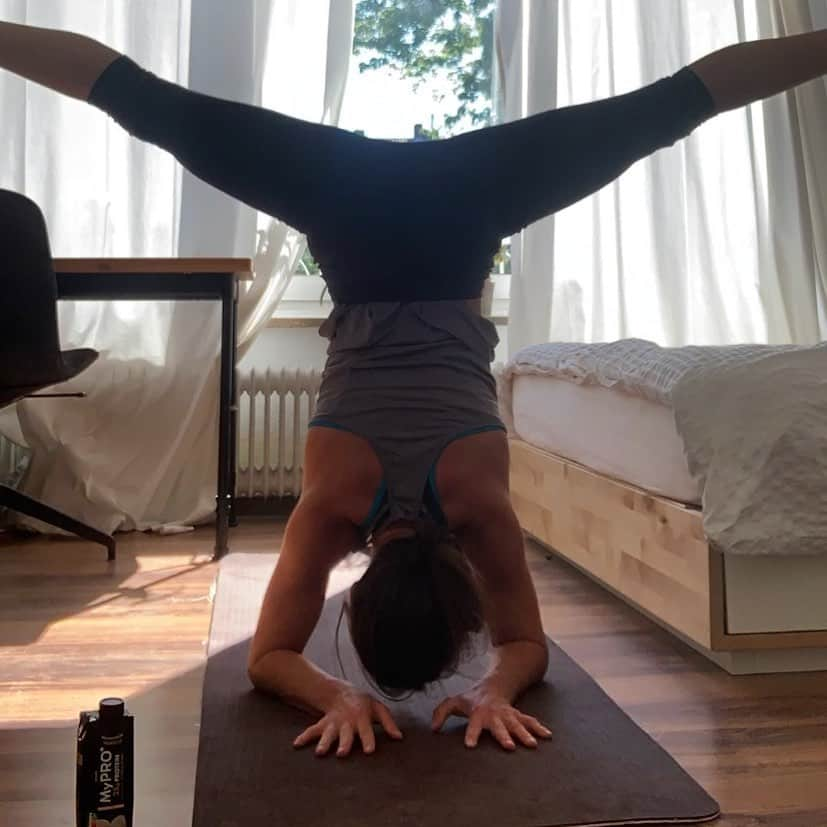 ジュリアン・ワームさんのインスタグラム写真 - (ジュリアン・ワームInstagram)「Anzeige Meine Yoga-Challenge mit @mypro_plus ist vorbei! Ich habe es mit ein bisschen Social-Media-Druck geschafft jeden Morgen Yoga zu machen. Wie erwartet tat es total gut und hat Spaß gemacht!  Der Gewinner der großen Gewinnspiels wird nächste Woche auf der Seite von @mypro_plus verkündet, daher gern mal folgen. #MyProPlus #verdienesdir」6月7日 22時01分 - julewurm