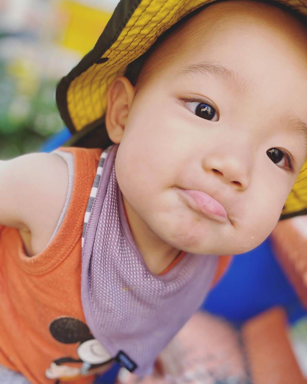 平山奈美のインスタグラム：「最近よくこのお口する☹️ 右だけに出来るえくぼは生まれた時からあるチャームポイント😌😌 .  #男の子 #男の子ベビー #1歳3ヶ月 #男の子コーデ #西松屋 #夏 #タンクトップ #おハゲちゃん #えくぼ #しゃくれ #お散歩 #にこにこ #育児記録 #チャームポイント」