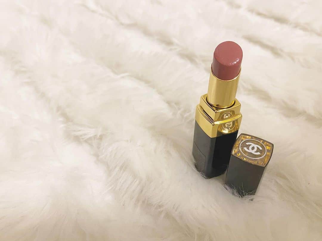 宮栞奈のインスタグラム：「ROUGE COCO FLASH #90  #chanel #chanelmakeup  #lips #lip #cocochanel  #シャネルコスメ #シャネルリップ  #コスメ #モノトーンインテリア #インテリア #salon #salonmodel #model #サロン #サロンモデル #ootd #life #l4l #happy」