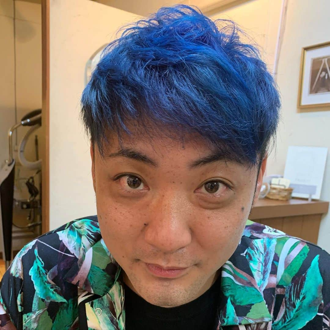 川口徹道さんのインスタグラム写真 - (川口徹道Instagram)「30代最後なんでバカやらせて🤙きょきょきょきょきょうだい〜🎶 #ブルーヘアー #bluehairー #青色ヘアカラー　#中目黒美容室　#forest」6月7日 22時06分 - tetsumichi0609