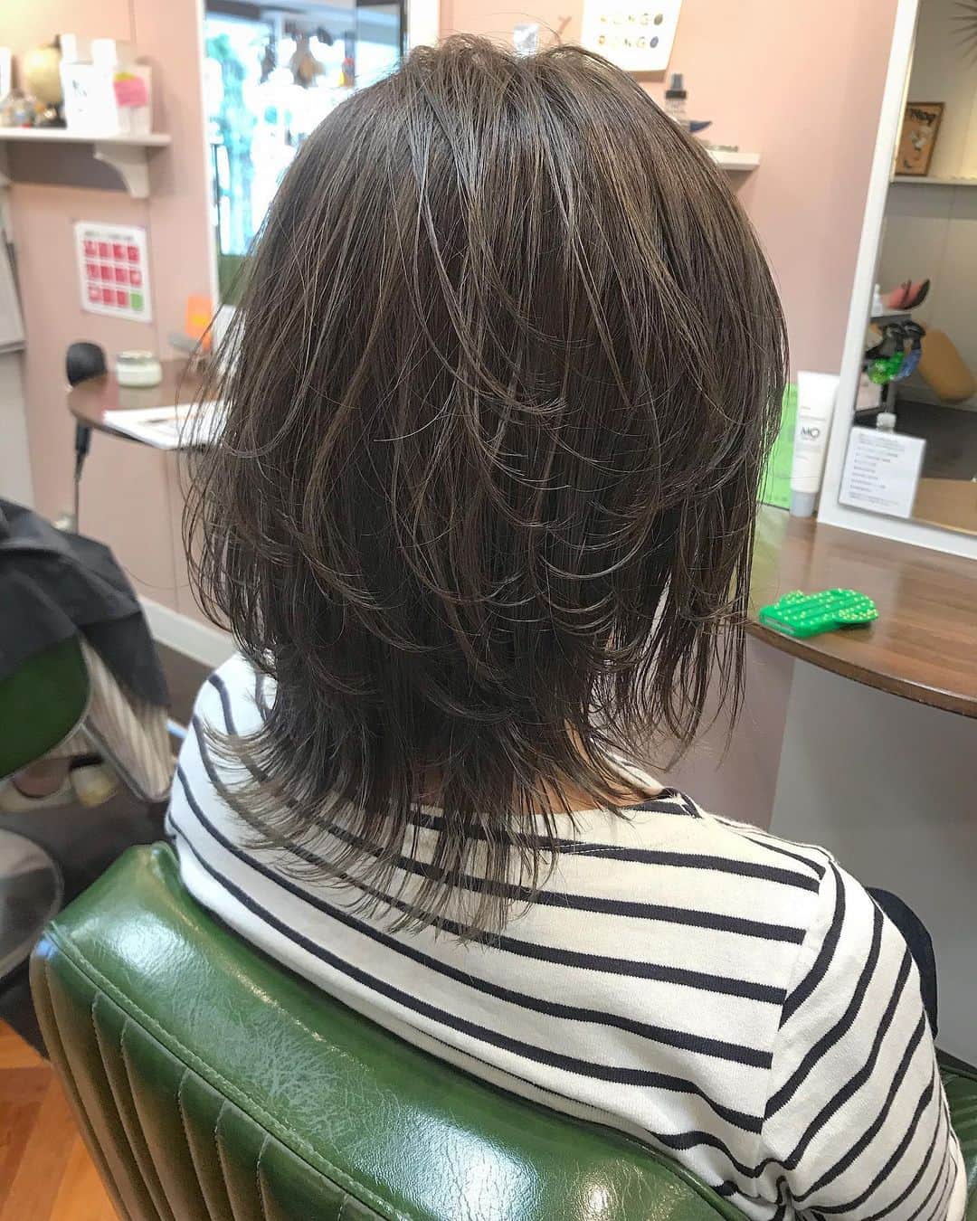 井上花実のインスタグラム：「こっそりハイライト💫 白髪も馴染ませながら軽く見える透けカラー🍧🍉 最初は馴染んでるハイライトが、だんだん透けてメリハリ出てくるこっそりハイライト🧚‍♀️ ダブルカラー、デザインカラーなどのブリーチを伴うカラーの予定の場合には必ず予約の際にお伝えください。お時間の関係でお断りする場合があります。 : いつも写真の仕上げのオイルは#ダヴィネス #オーセンティックオイル か#Nドット#ポリッシュオイル : #ロンゴガール#ロンゴロンゴ#武雄美容室#武雄#武雄市#佐賀#佐賀美容室#イルミナ#イルミナカラー#アプリエ#アプリエカラー #グレージュ#グラデーションカラー#外国人風カラー#ベージュカラー#波巻き#ゆる巻き#アッシュグレー#hair#hairstyle#haircolor#fashion#ハイライト#ベージュ#花嫁ヘア#武雄美容室ロンゴロンゴ」
