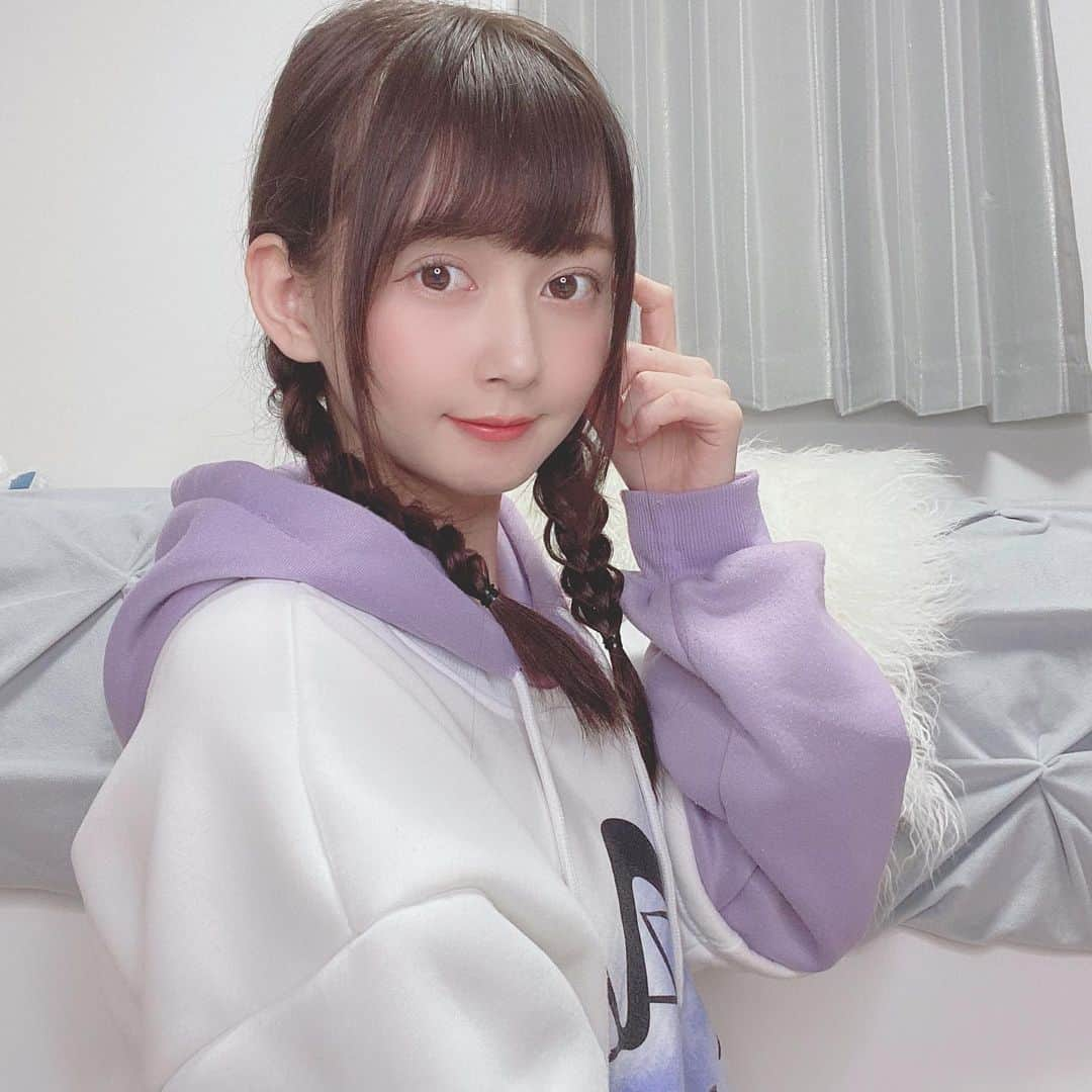 金久保マユ（ぼんぼん）さんのインスタグラム写真 - (金久保マユ（ぼんぼん）Instagram)「今日は日曜日！ということで、YouTubeはささやき雑談を更新予定です！🤍 . 動画内では、「今日の競馬、安田記念買うか分からない〜！」と言ってますがバッチリ買いました👌そして勝ちました👌💗幸せです。笑 . . . だんだん暑くなってきたので冷房をつけ始めました。ただちょっと肌寒いので、冷房つけてパーカー着てます◎これが1番いい！ . . 冬にコタツでアイス食べるような感覚ですね🥰（笑） . . . . . . . .  #前髪#ぱっつん#ヘアアレンジ#おうち時間#おうち時間を楽しむ  #おうち時間を楽しもう#パーカー#ゲンガー#ポケモン#安田記念#競馬#競馬予想#競馬女子#1mmでもいいなと思ったらいいね #部屋着#ルームウェア#美意識向上#おへや#美男美女と繋がりたい#自撮り界隈#room#ponytail#love#pokemon#cute#animegirl#refresh#follome#photo#instacamera」6月7日 22時16分 - kanakubo_mei