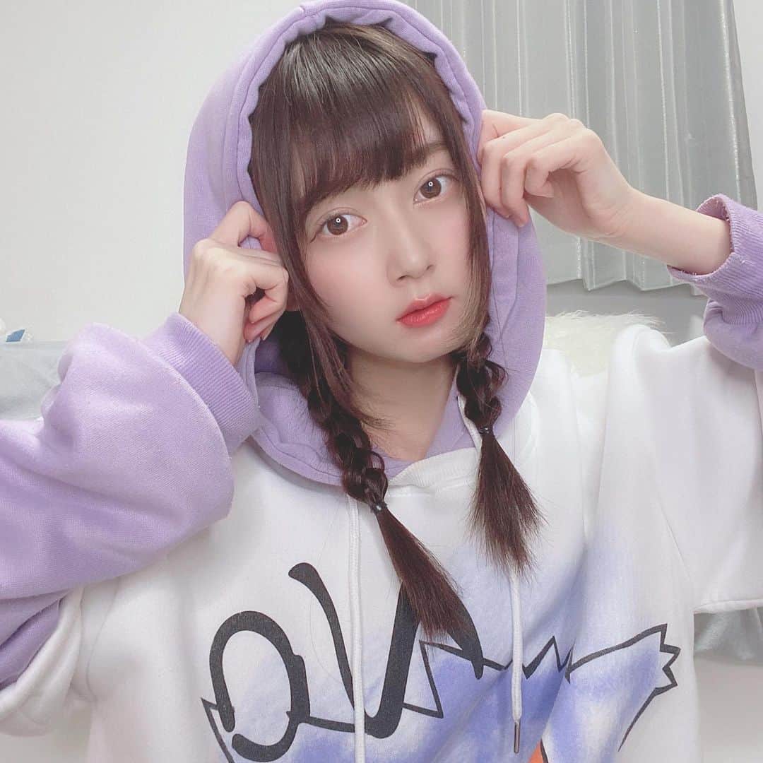 金久保マユ（ぼんぼん）のインスタグラム：「今日は日曜日！ということで、YouTubeはささやき雑談を更新予定です！🤍 . 動画内では、「今日の競馬、安田記念買うか分からない〜！」と言ってますがバッチリ買いました👌そして勝ちました👌💗幸せです。笑 . . . だんだん暑くなってきたので冷房をつけ始めました。ただちょっと肌寒いので、冷房つけてパーカー着てます◎これが1番いい！ . . 冬にコタツでアイス食べるような感覚ですね🥰（笑） . . . . . . . .  #前髪#ぱっつん#ヘアアレンジ#おうち時間#おうち時間を楽しむ  #おうち時間を楽しもう#パーカー#ゲンガー#ポケモン#安田記念#競馬#競馬予想#競馬女子#1mmでもいいなと思ったらいいね #部屋着#ルームウェア#美意識向上#おへや#美男美女と繋がりたい#自撮り界隈#room#ponytail#love#pokemon#cute#animegirl#refresh#follome#photo#instacamera」