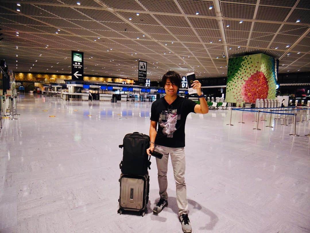 松下信治のインスタグラム：「それでは行ってきます👋 See ya...🇯🇵 #誰もいない」