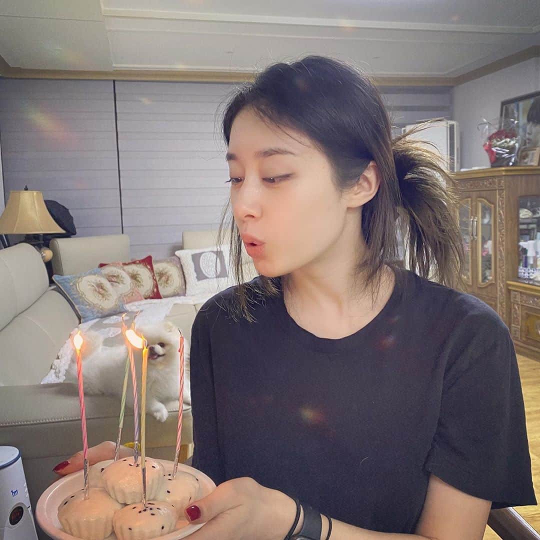 ジヨン のインスタグラム：「감사합니다😙 Thank u everyone for your sweet birthday wishes 🎂❤️」